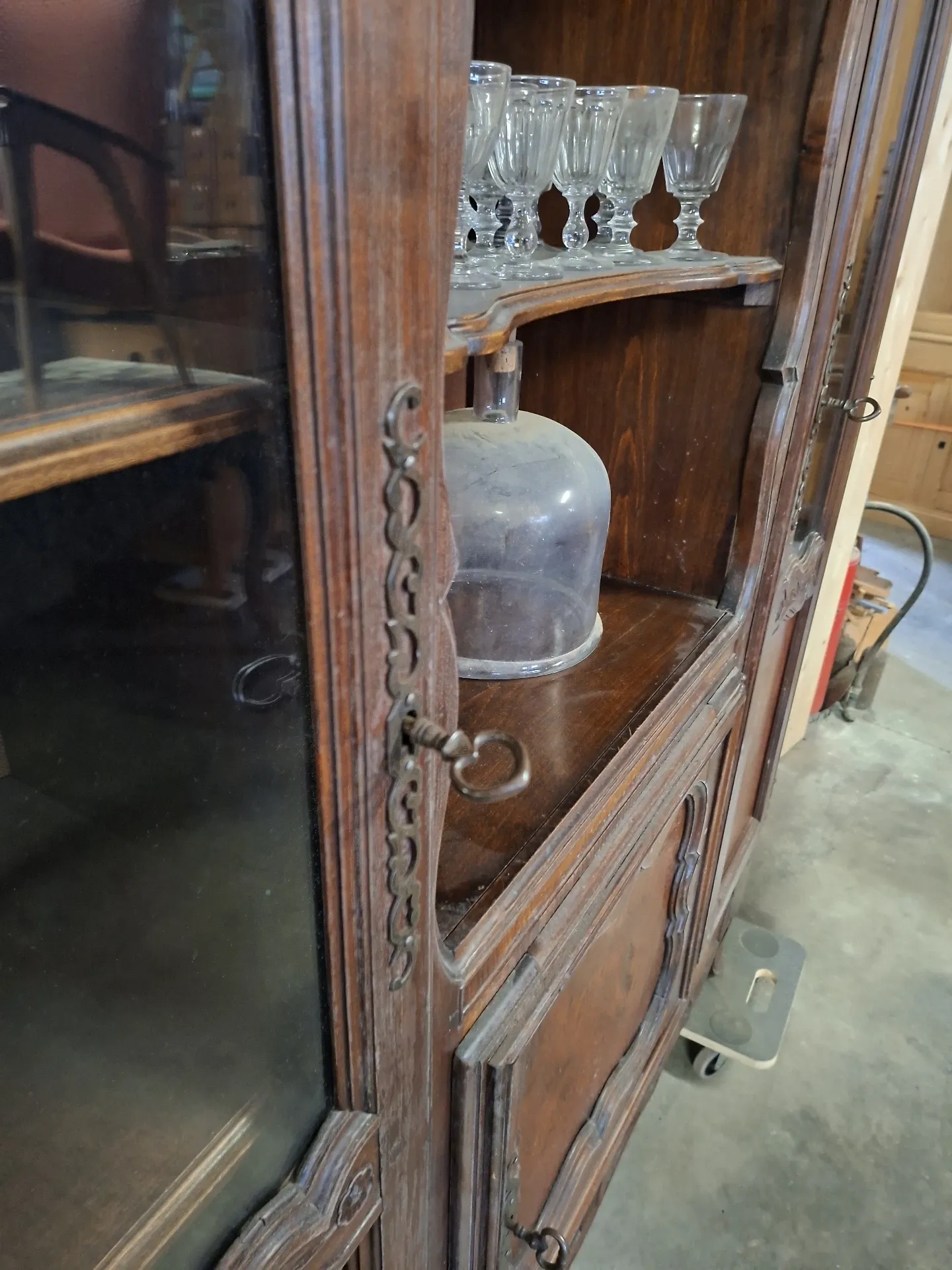 Display cabinet bookshelf in Louis XV style