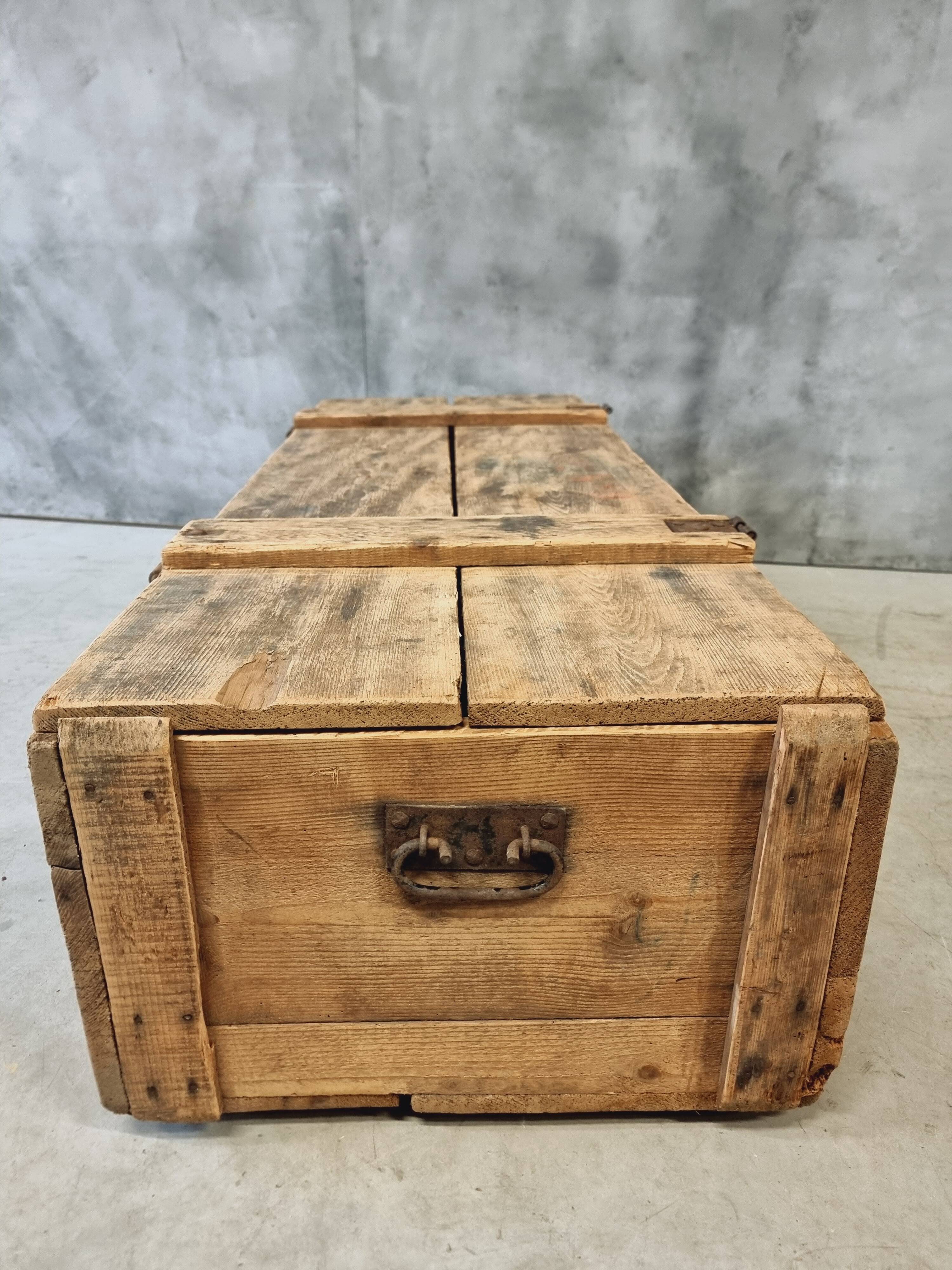 Coffre ancien table basse XIXe siècle 57x152 cm