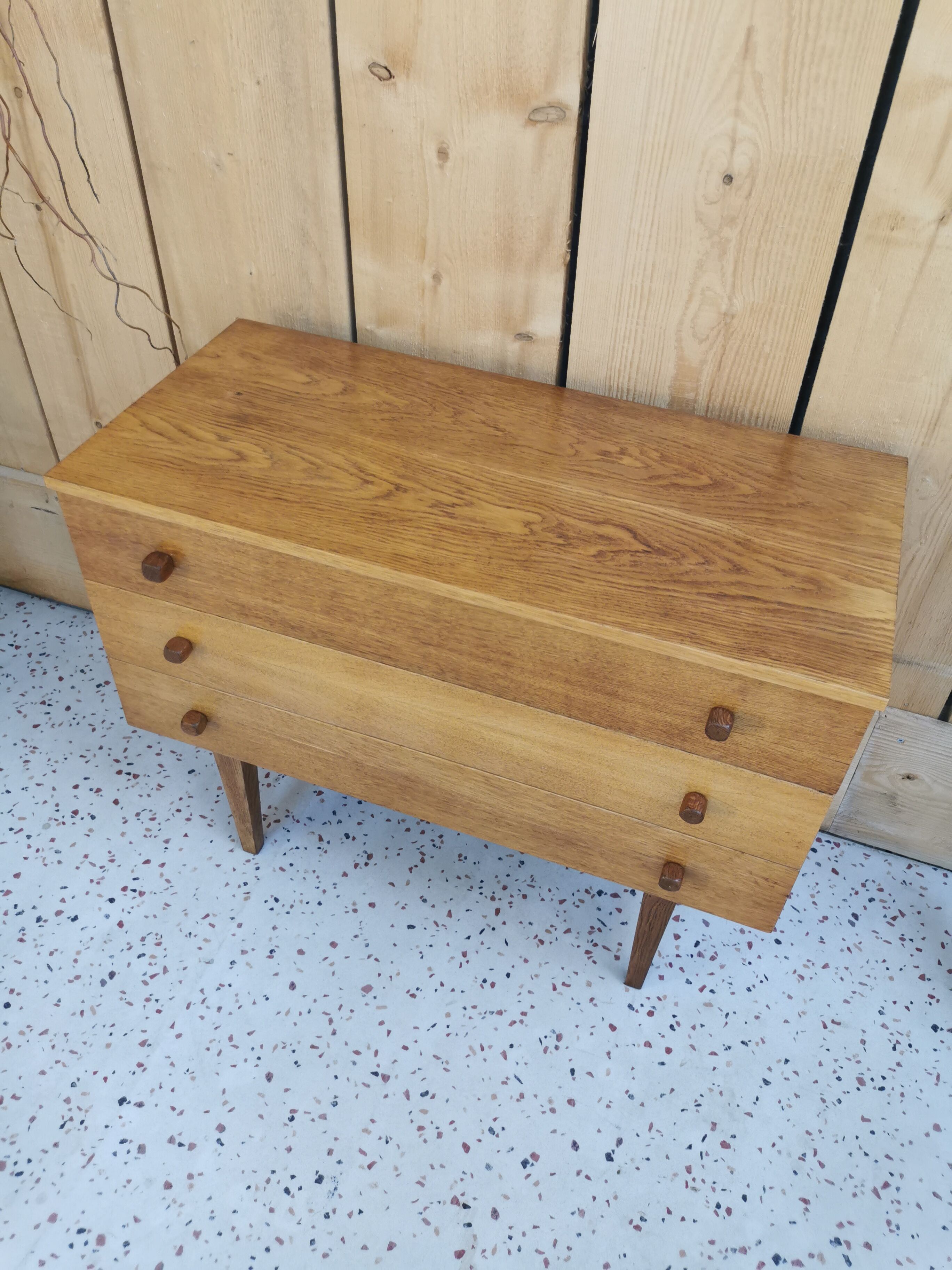 Oak chest of drawers