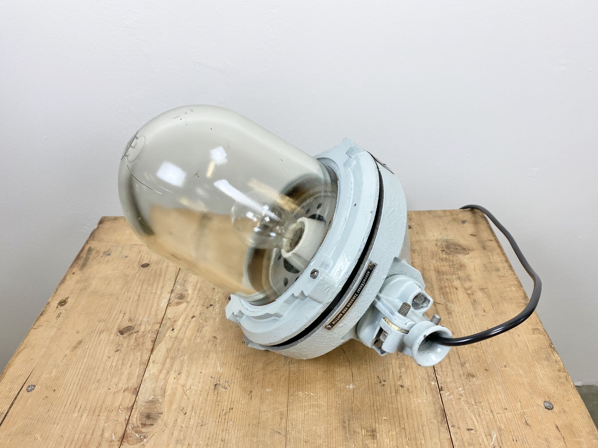 Lampe industrielle grise antidéflagrante, années 1970