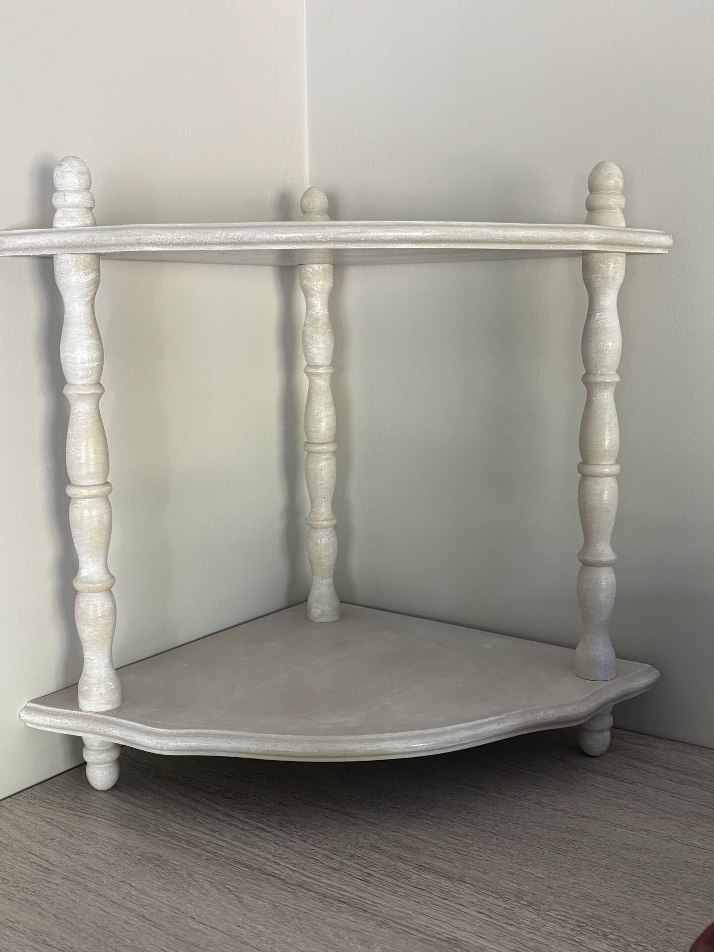 Corner shelf