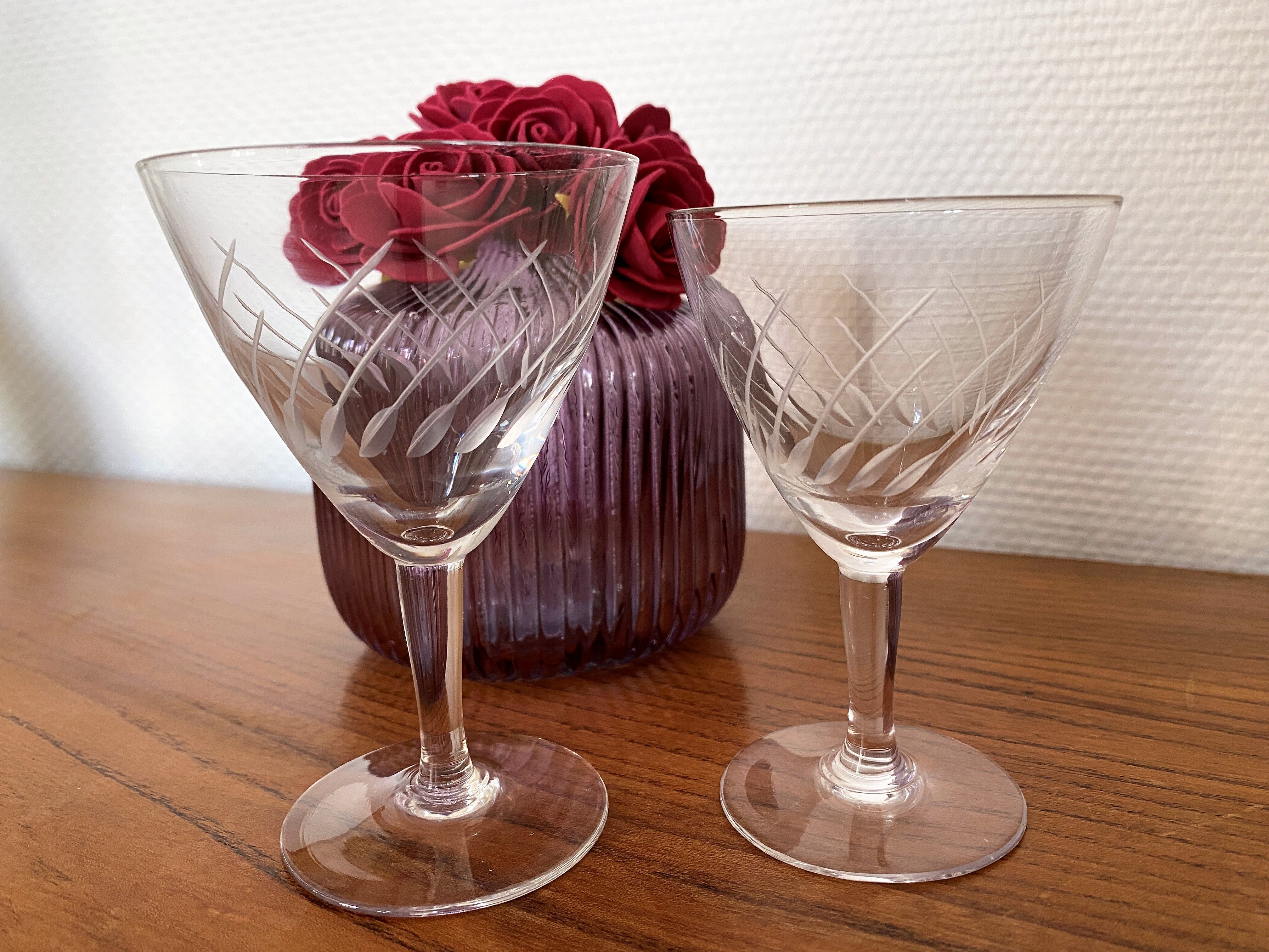 2 engraved glass wine glasses 9 cl and 6 cl