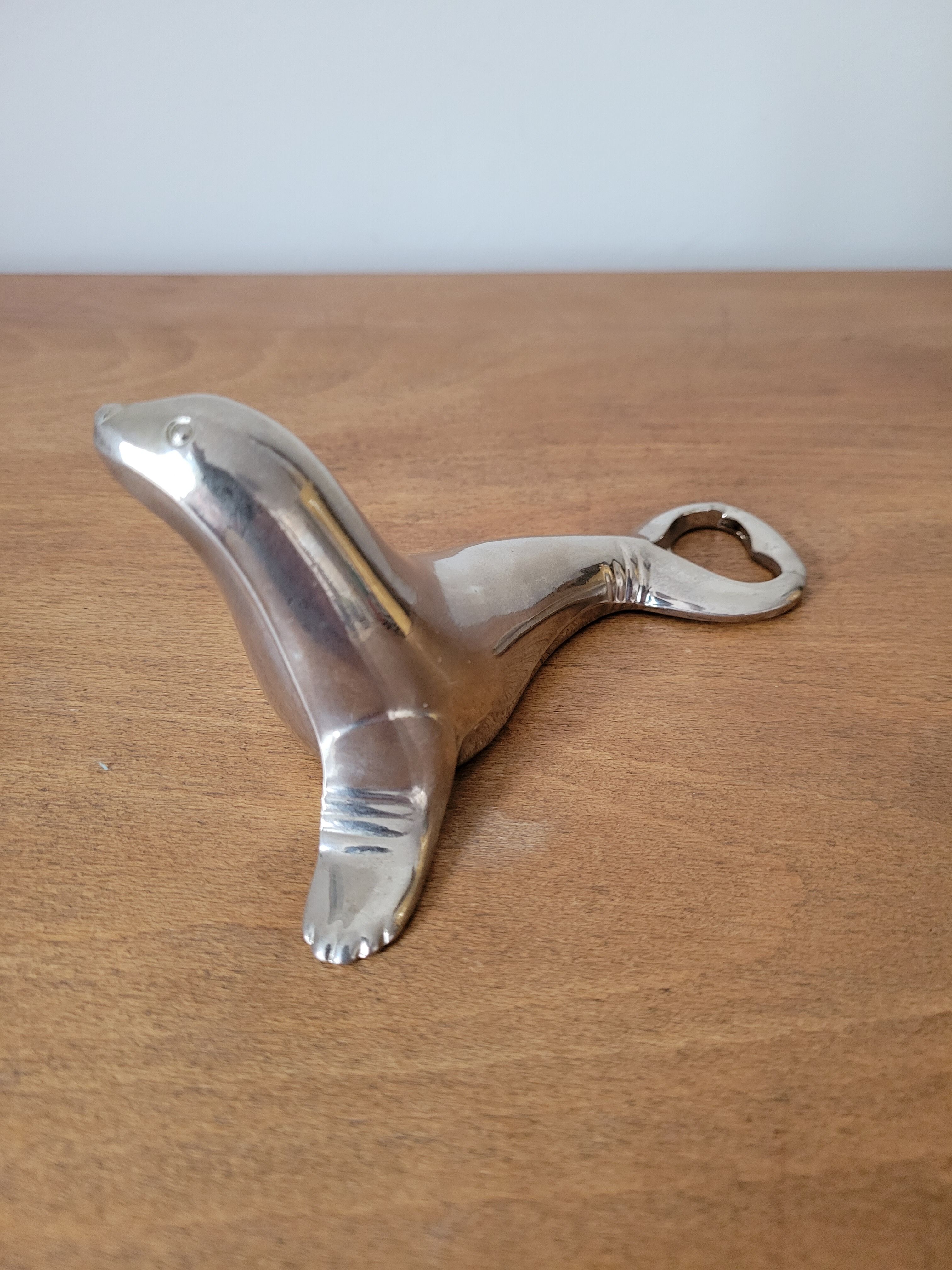 Zoomorphic decapsulator sea lion