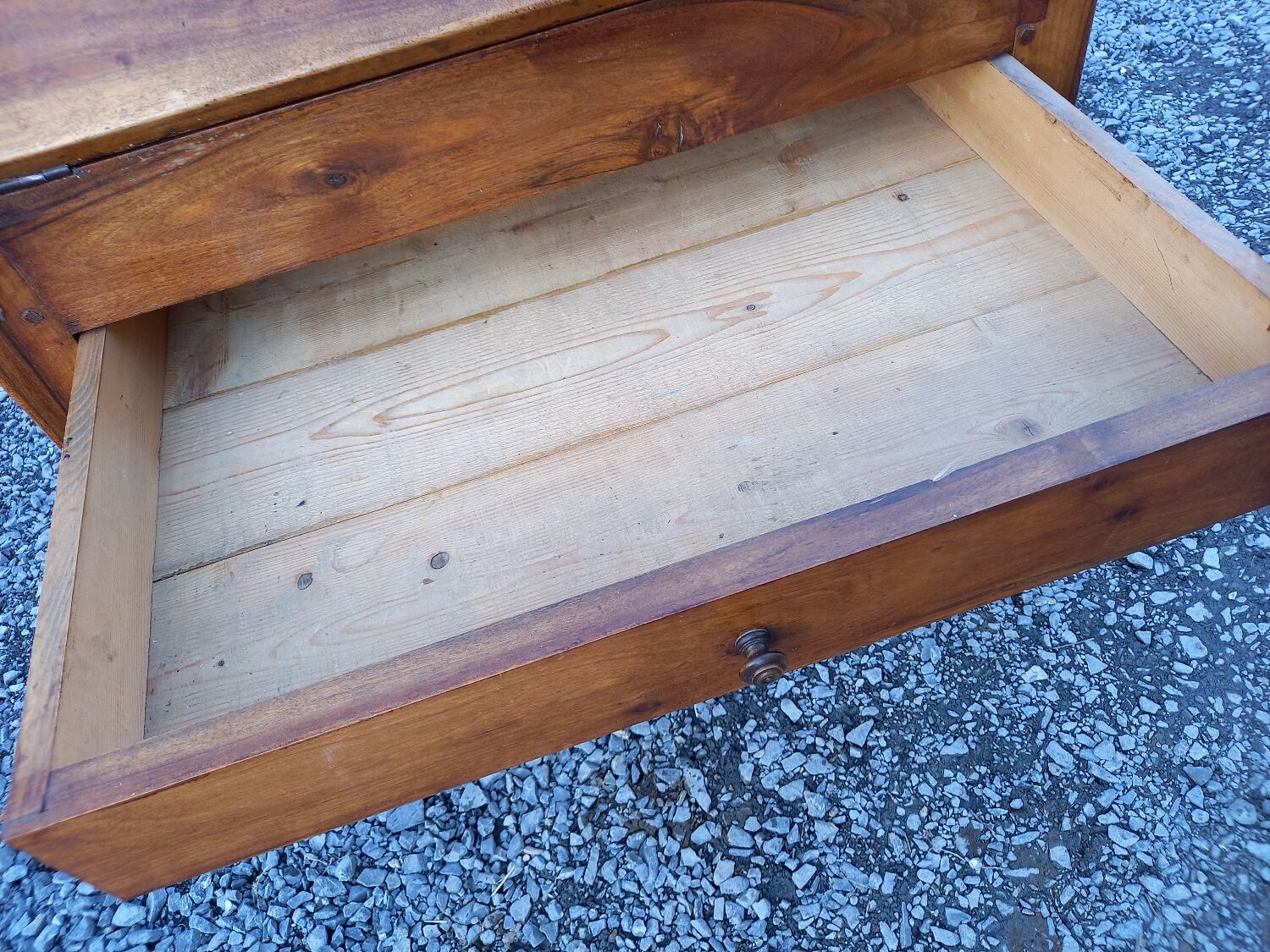 Speed bump desk Louis XVI