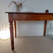 Table / Vintage cherry wood desk with turned legs – Natural patina