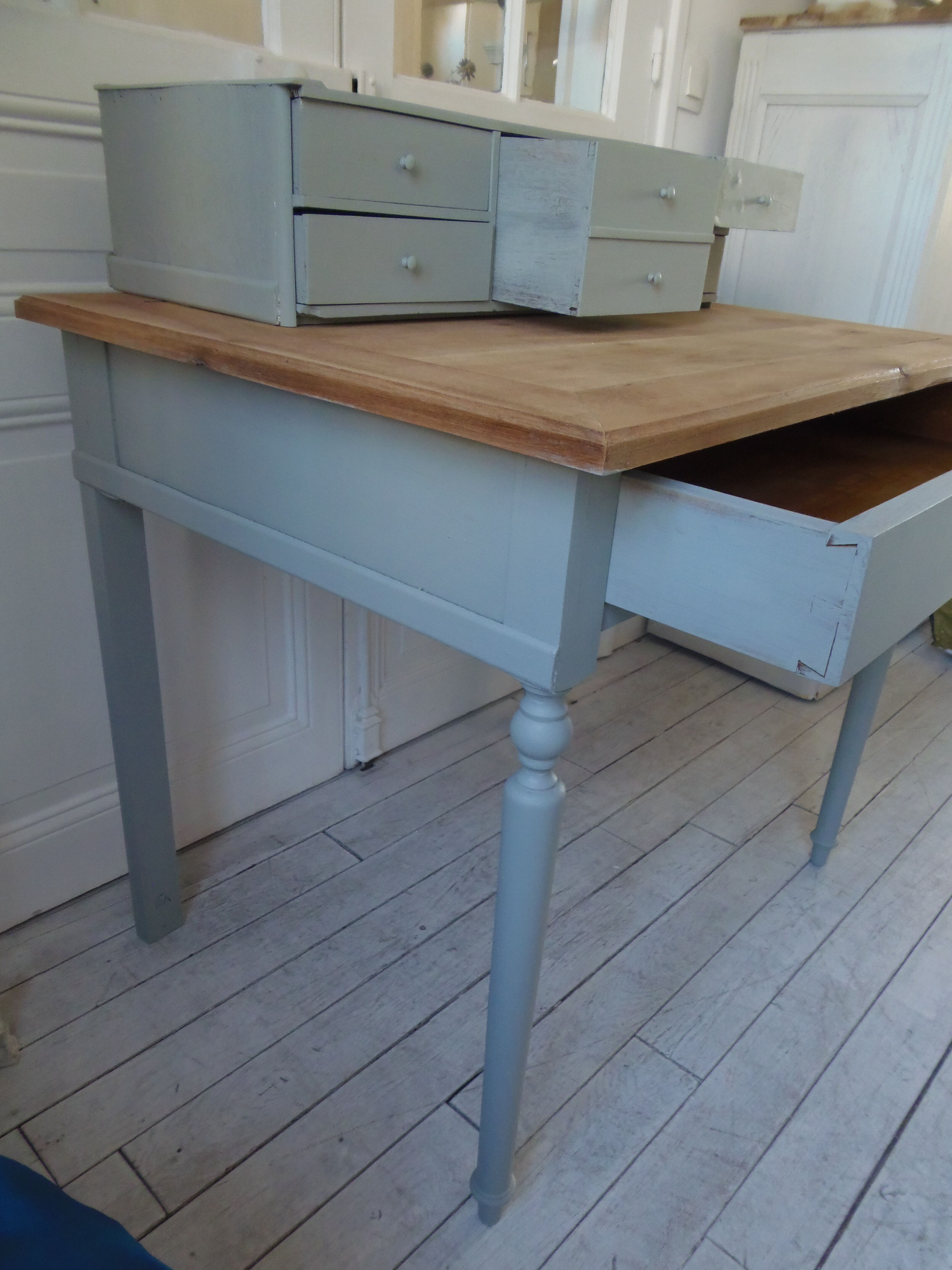 Bureau à gradin patiné vert de gris , plateau bois.