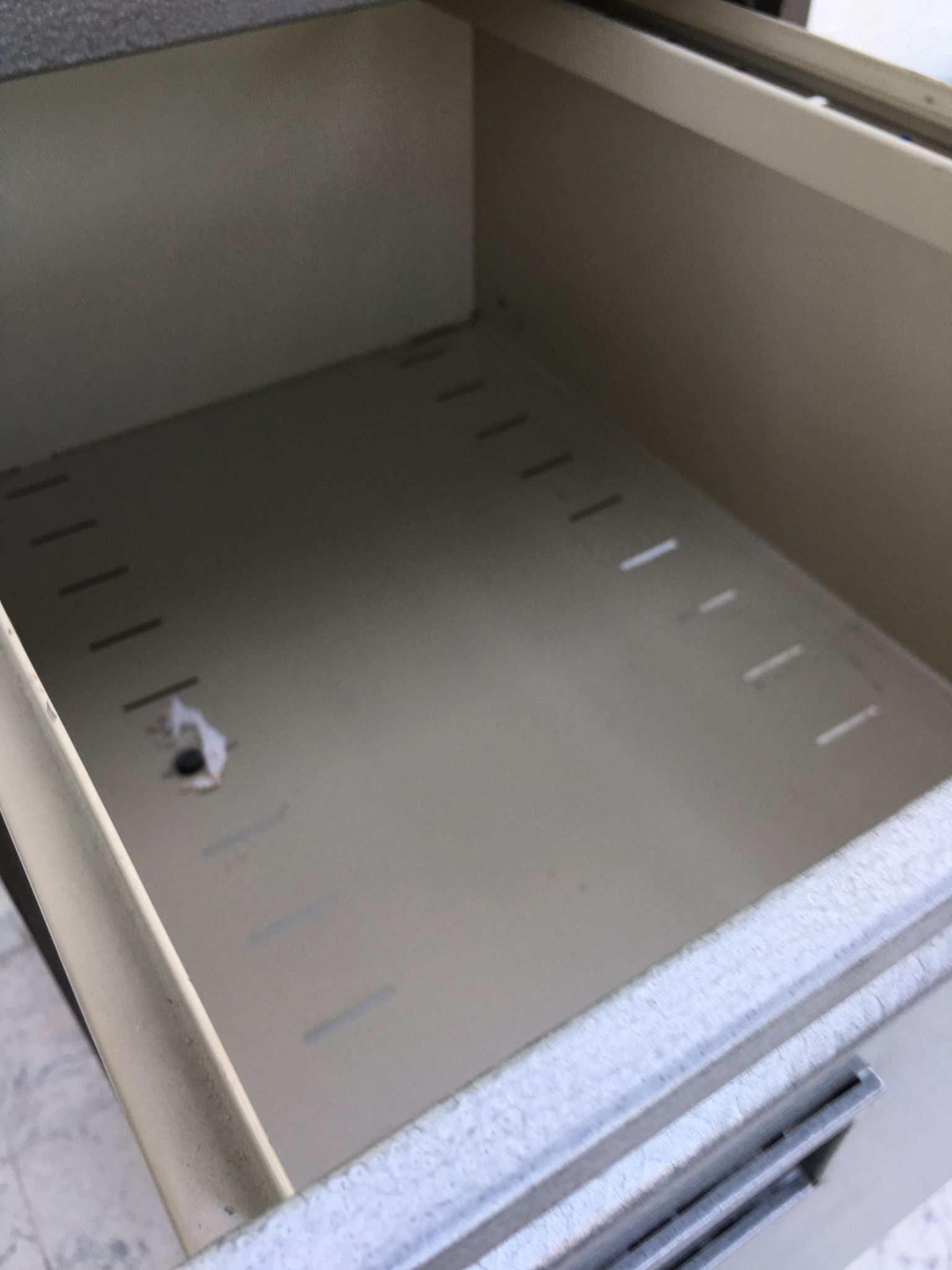 Metal cabinet with 4 drawers