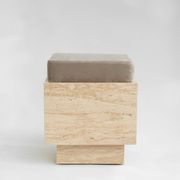 Tabouret cubique en travertin avec coussin en velours