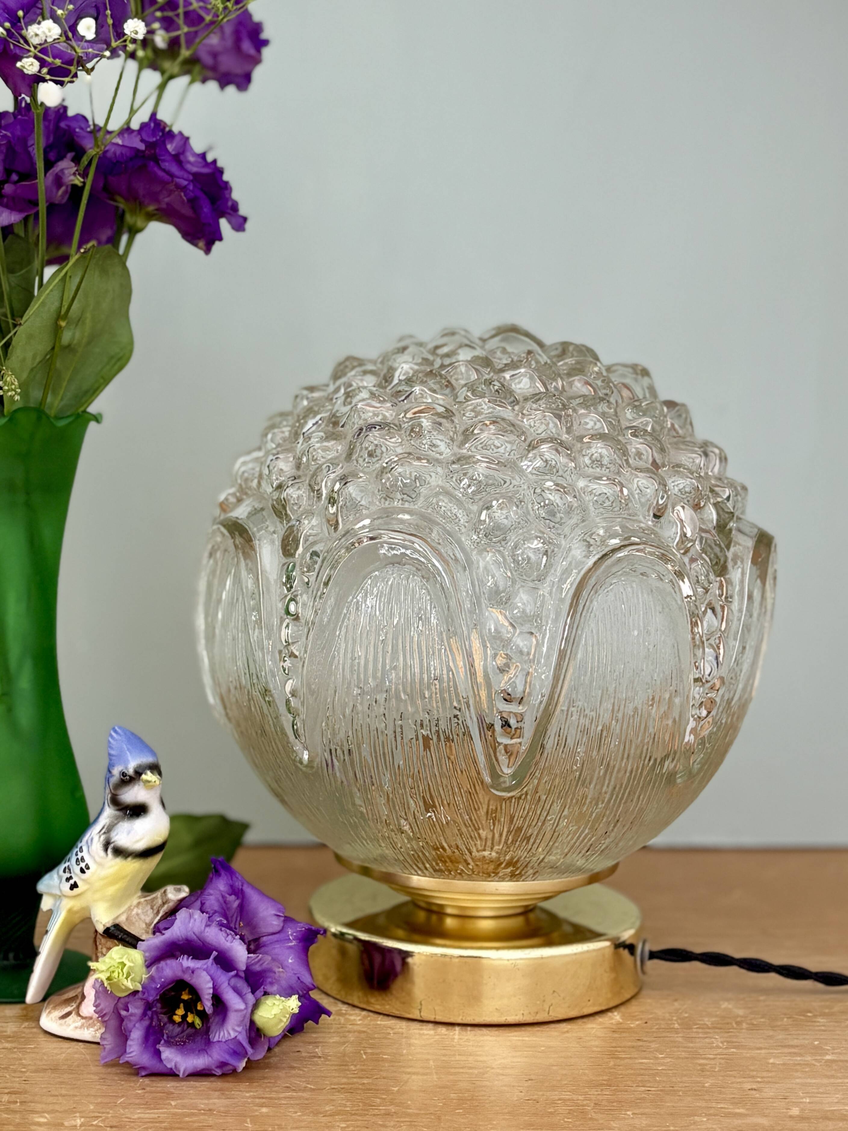 Lampe à poser globe vintage en verre moulé