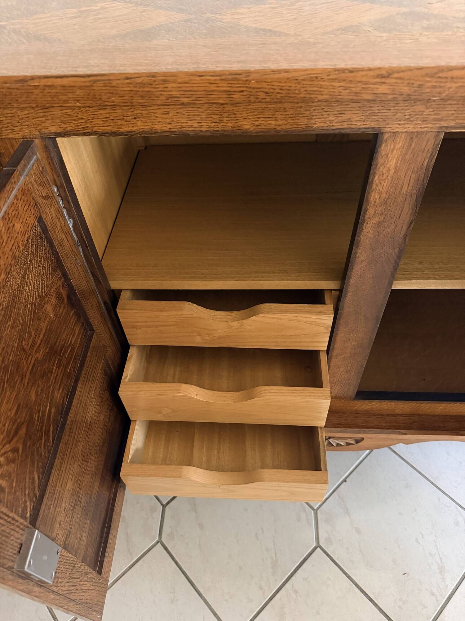 XXL buffet in carved oak