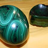 Egg and its malachite support