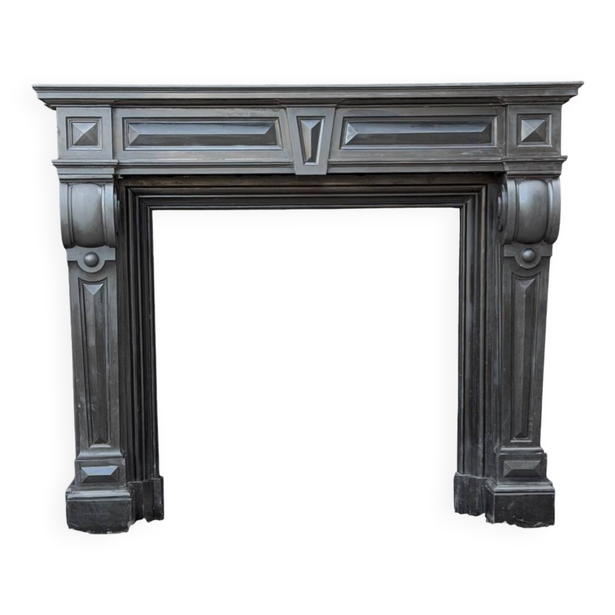 Grande cheminée Napoléon III en marbre noir de Belgique, vers 1880