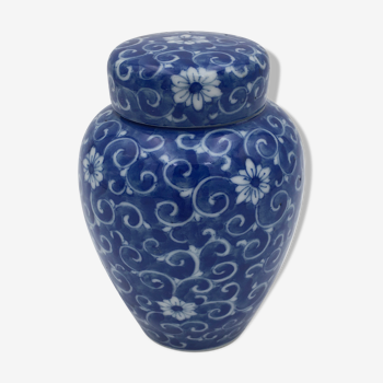 Pot couvert à gingembre en porcelaine, décor floral blanc et bleu , Chine - XXème siècle