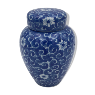 Covered porcelain ginger pot, white and blue floral decoration, China - 20th century