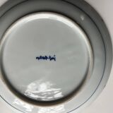 2 hollow Chinese plates