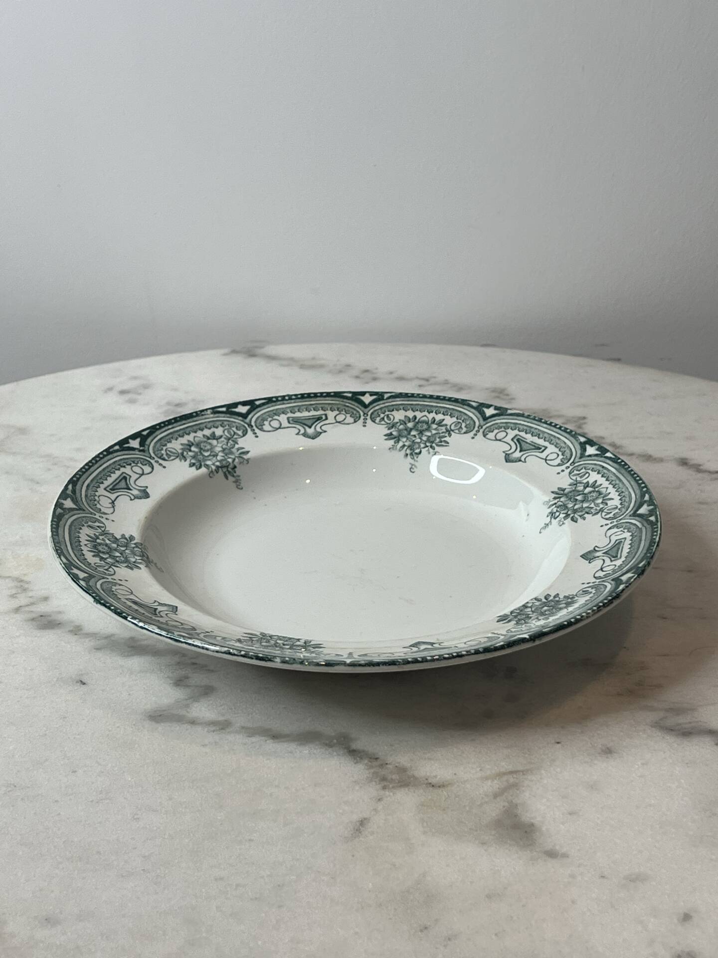 Set of 9 deep plates, ironstone Narcisses Onnaing