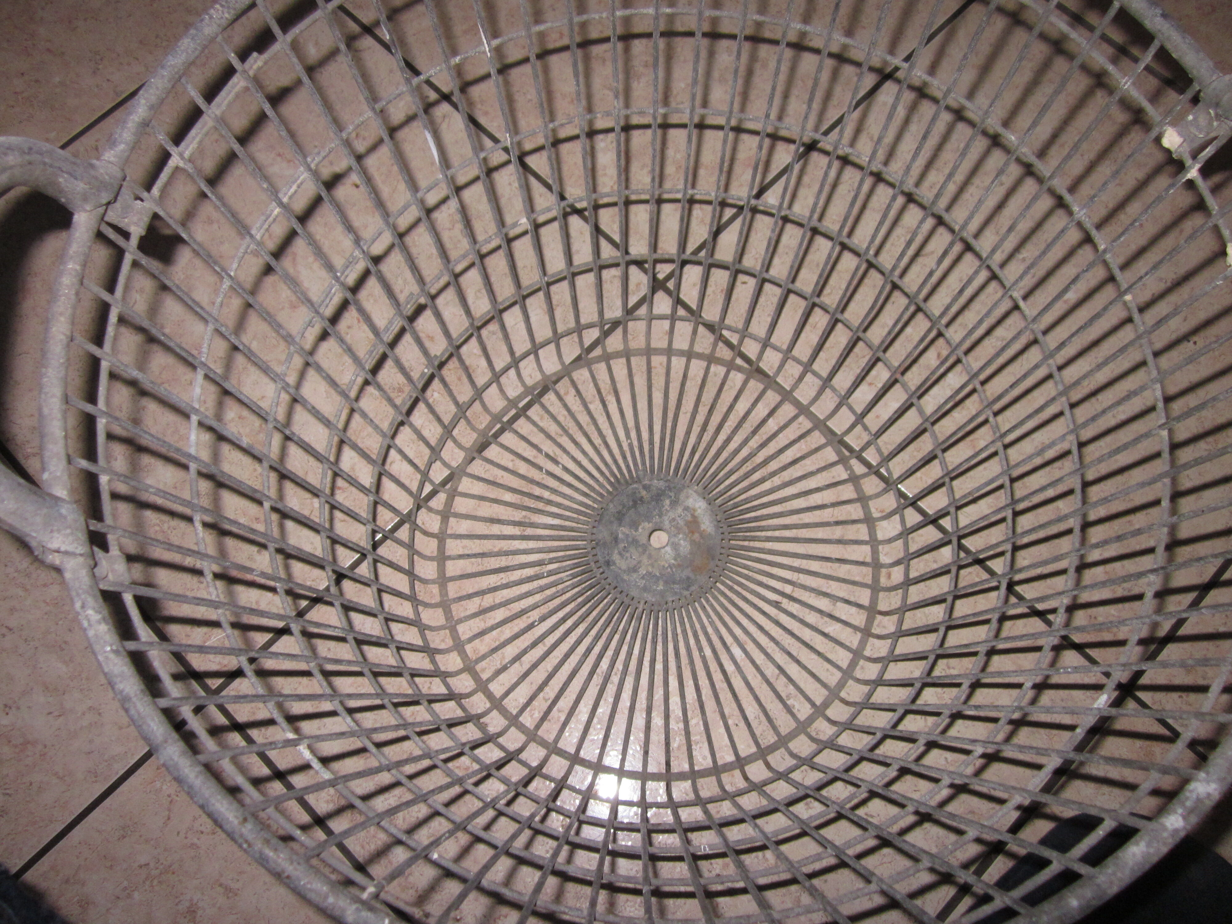 Panier ancien en zinc