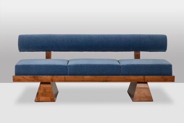Banquette 3 places en frêne clair et velours de mohair bleu. Contemporain