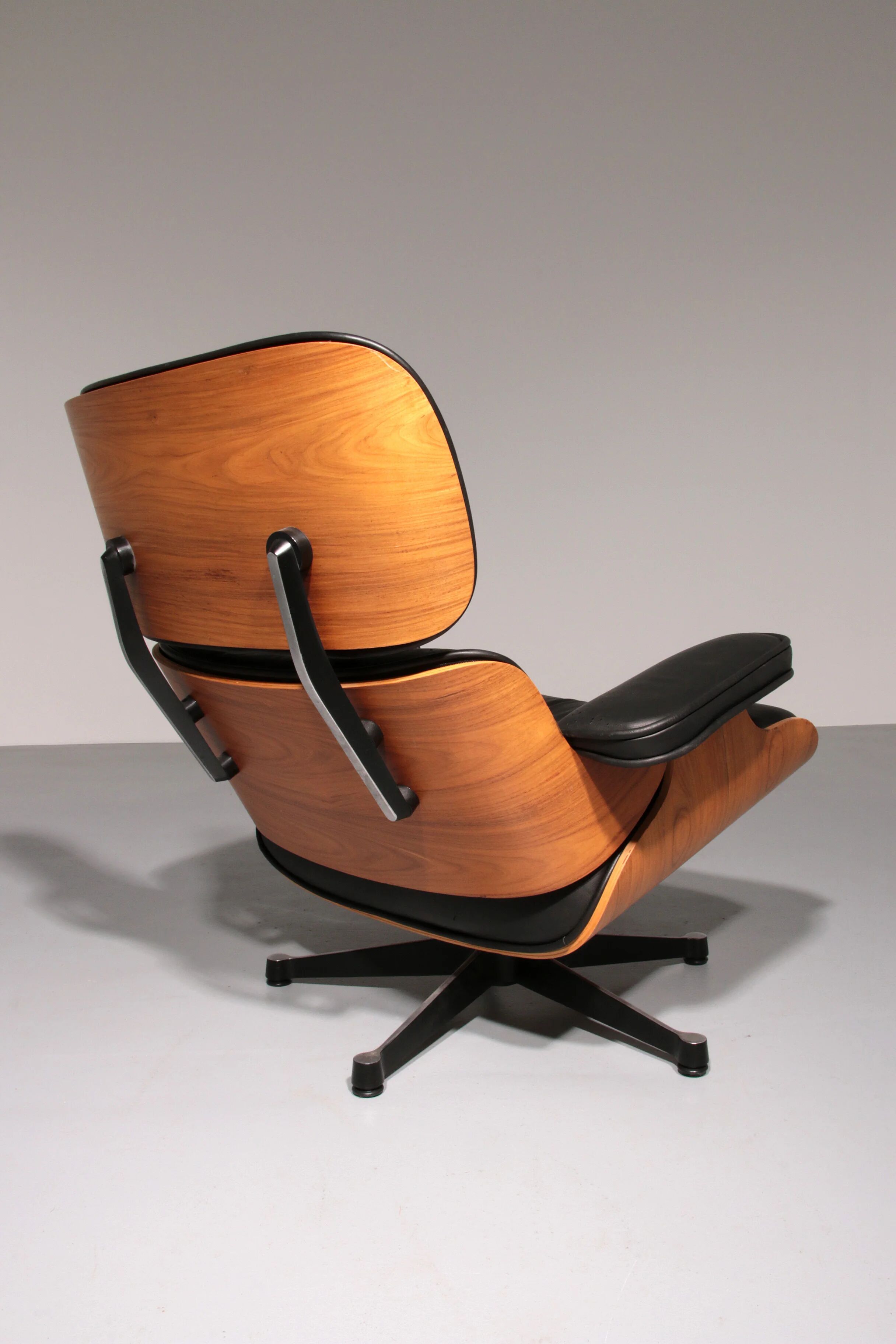 Ensemble de fauteuil et repose-pieds par Charles Eames, années 1960.