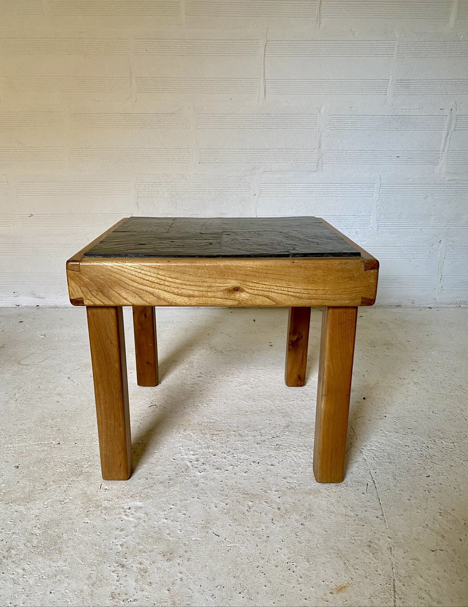 Table basse en orme et ardoise par Maison Regain 1970