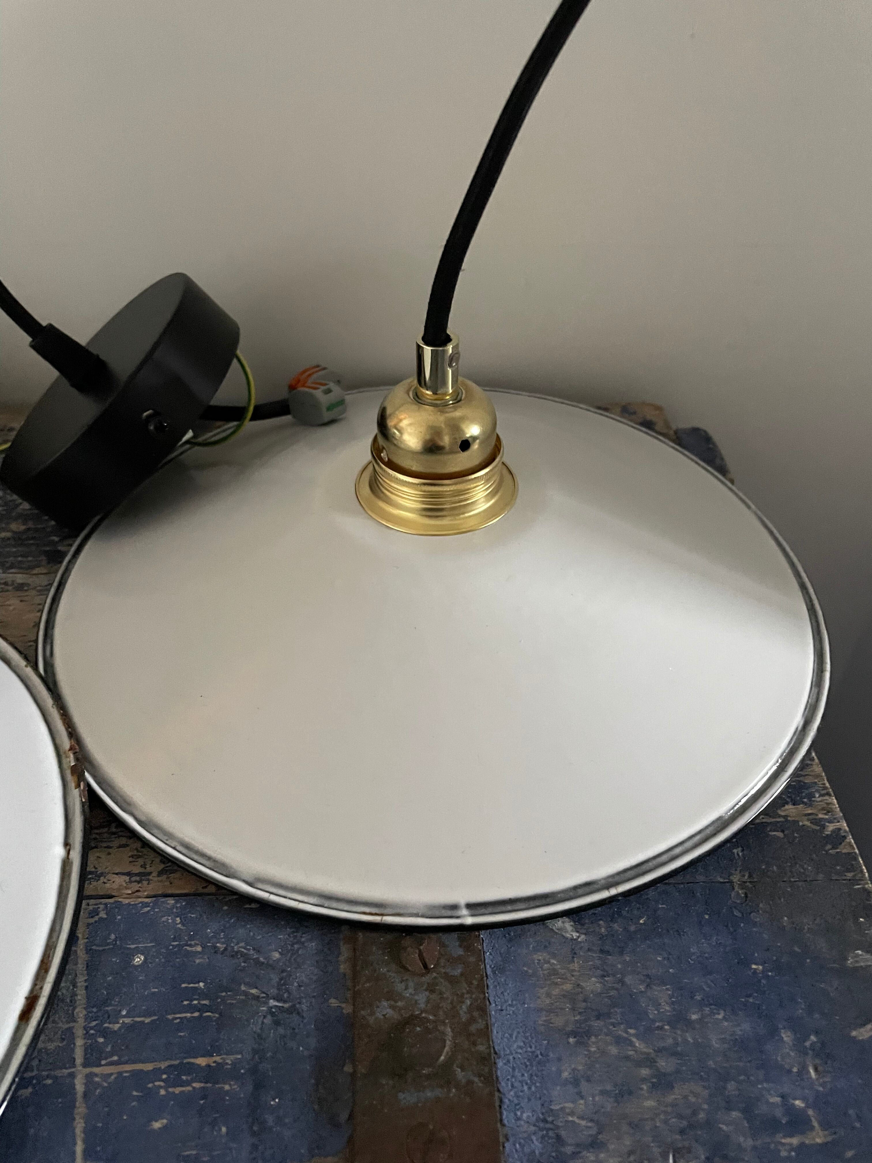 Set of three new electrified white enamelled sheet suspensions