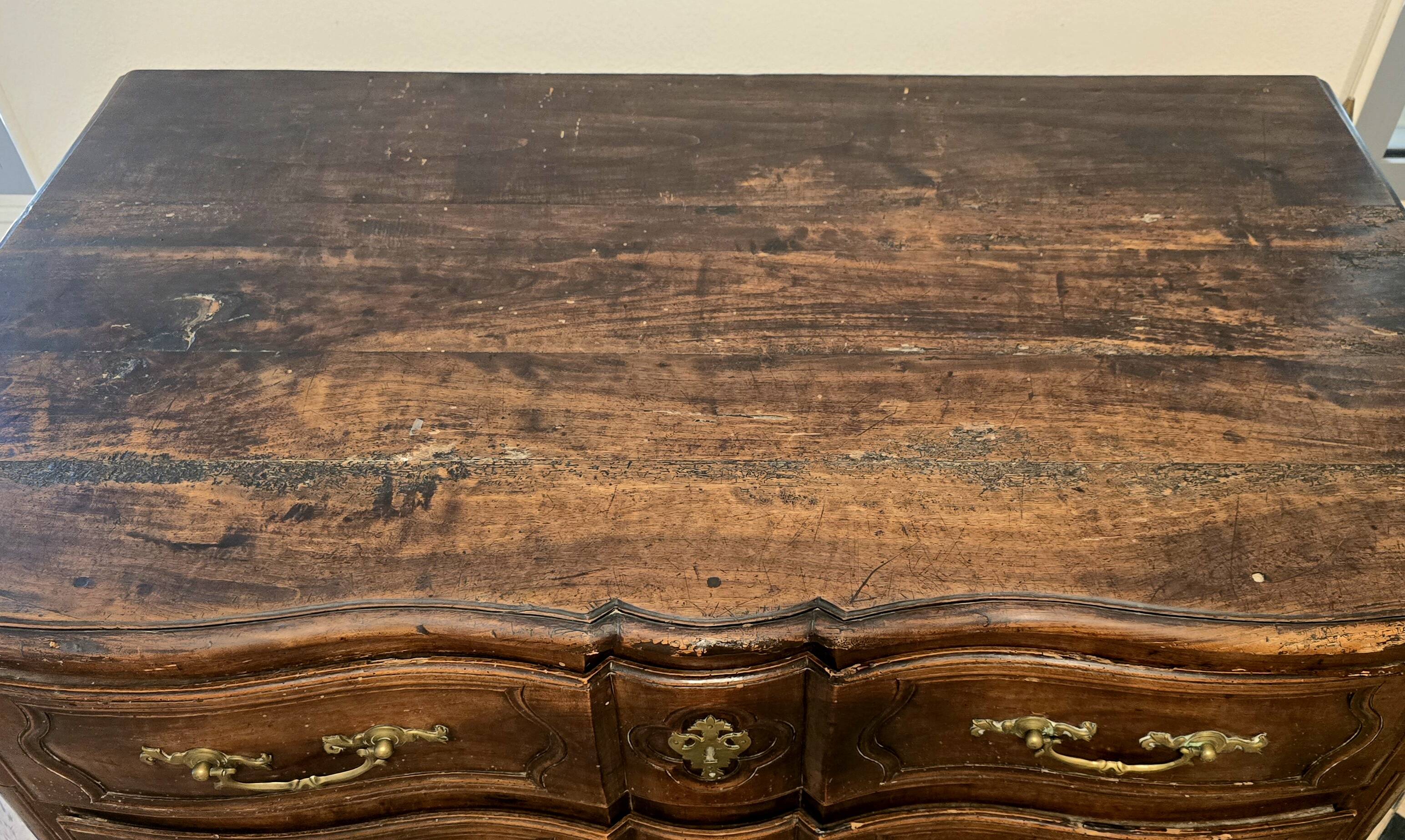 Crossbow chest of drawers in solid walnut, Louis XIV period – early 18th century