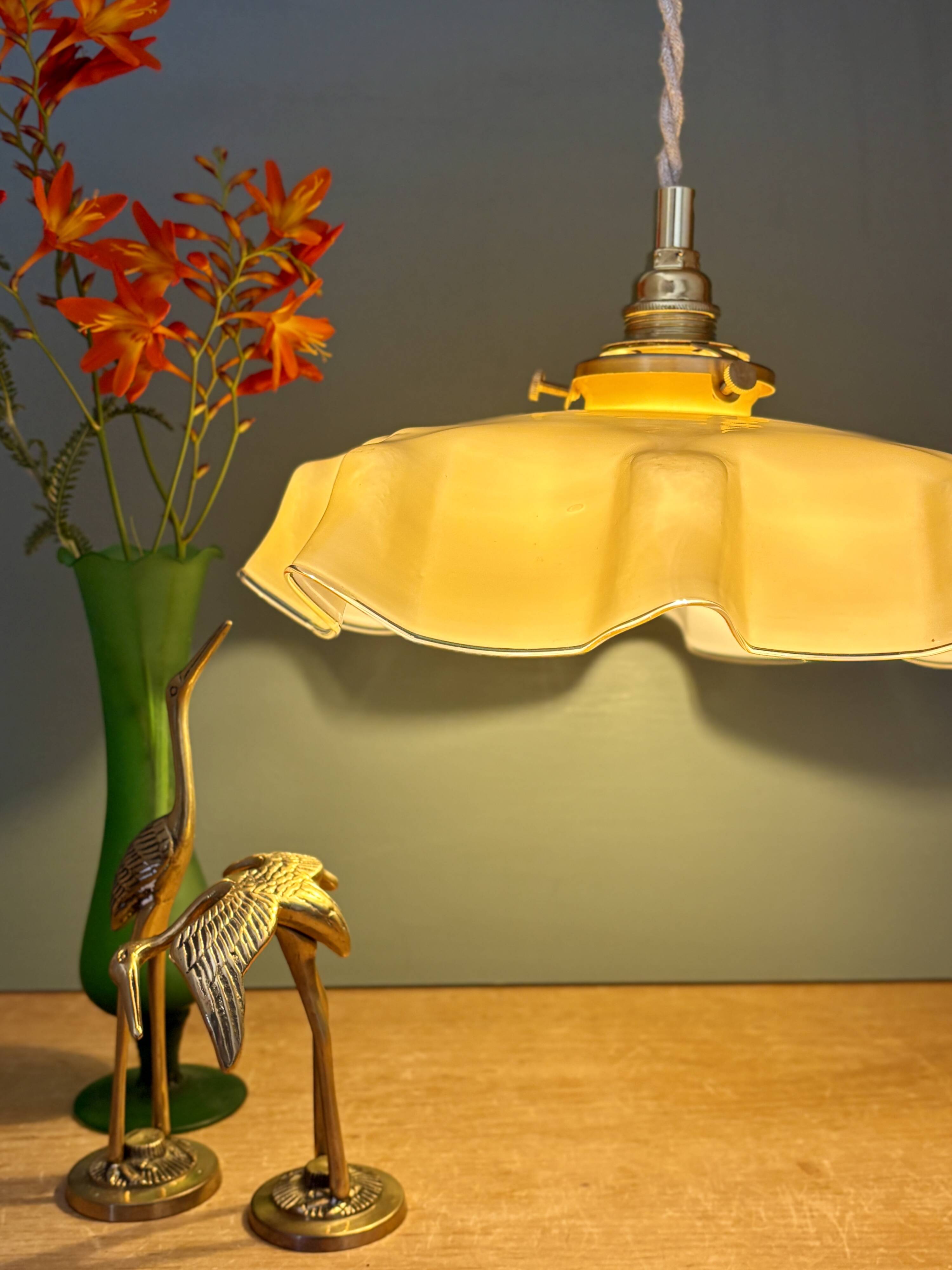 Suspension abat-jour vintage en opaline jaune