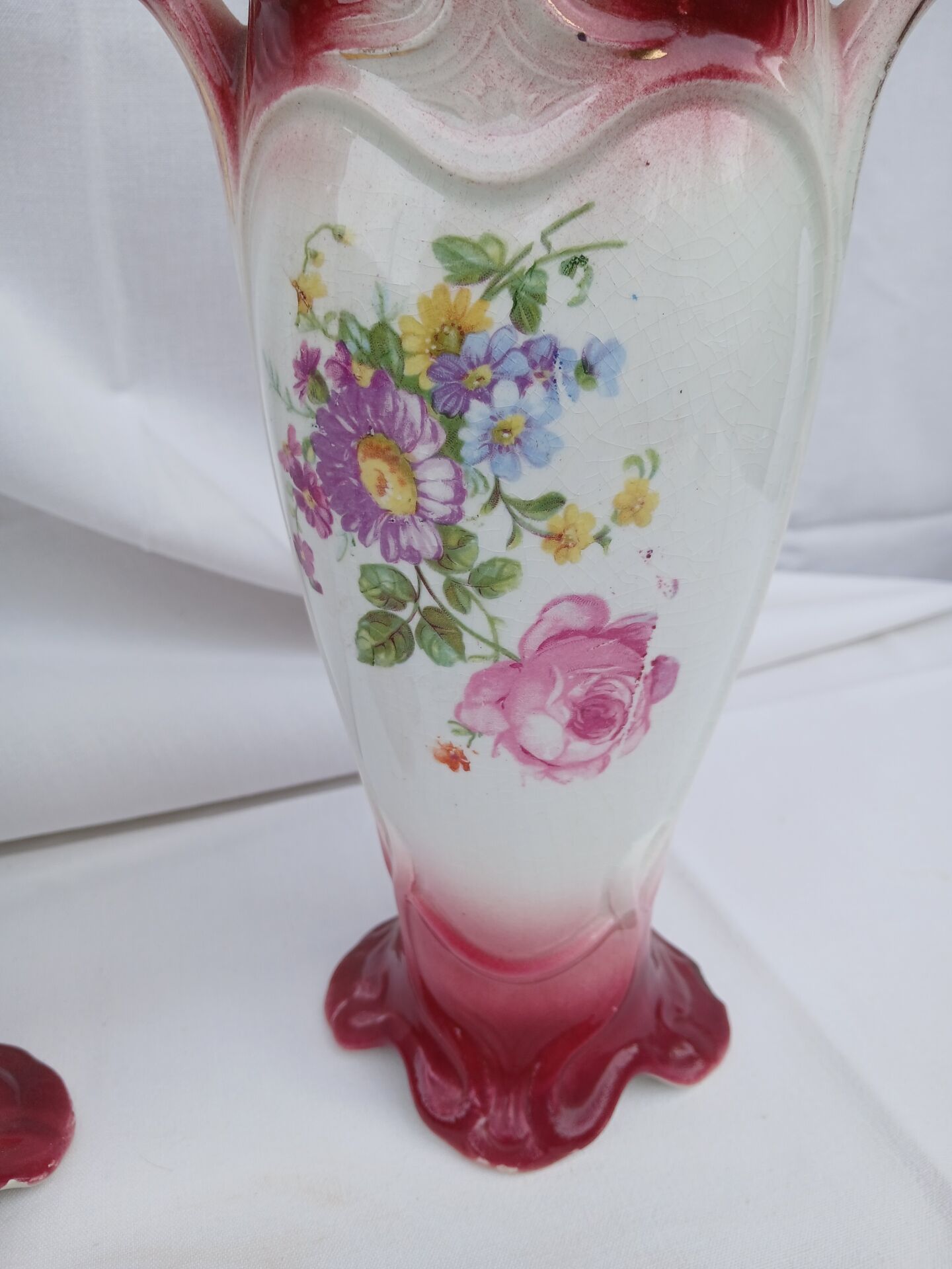 Paire d'anciens vases en barbotine d'Onnaing