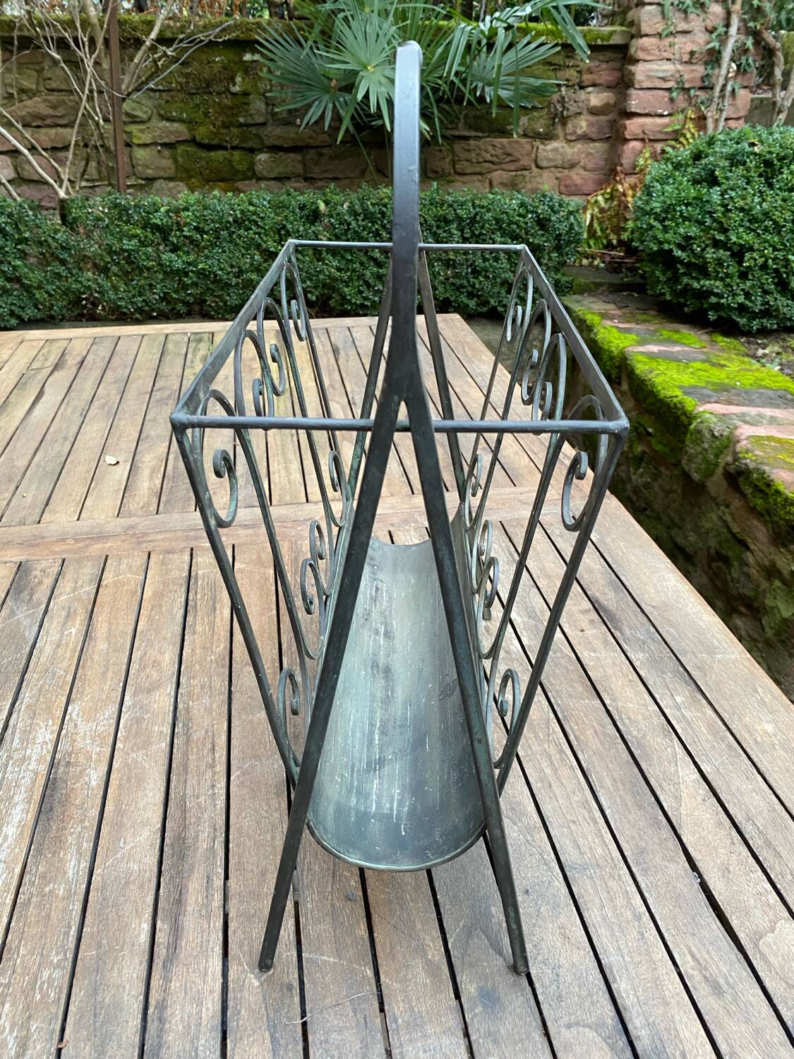 Art Deco magazine rack in wrought iron with bronze patina from around 1930-1940.