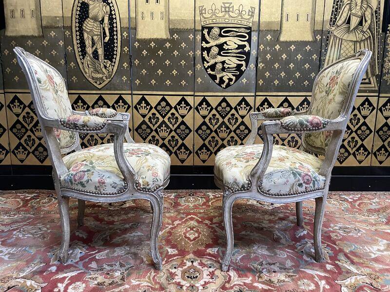 Paire de fauteuils cabriolets de style Louis XV
