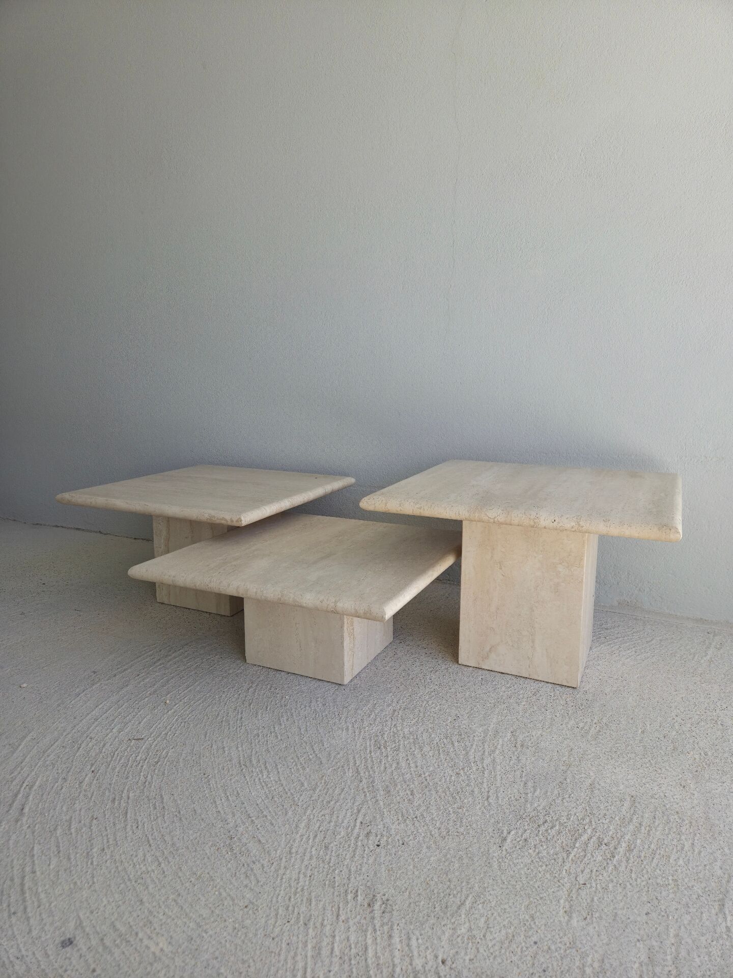 Tables gigognes- basses travertin 1970
