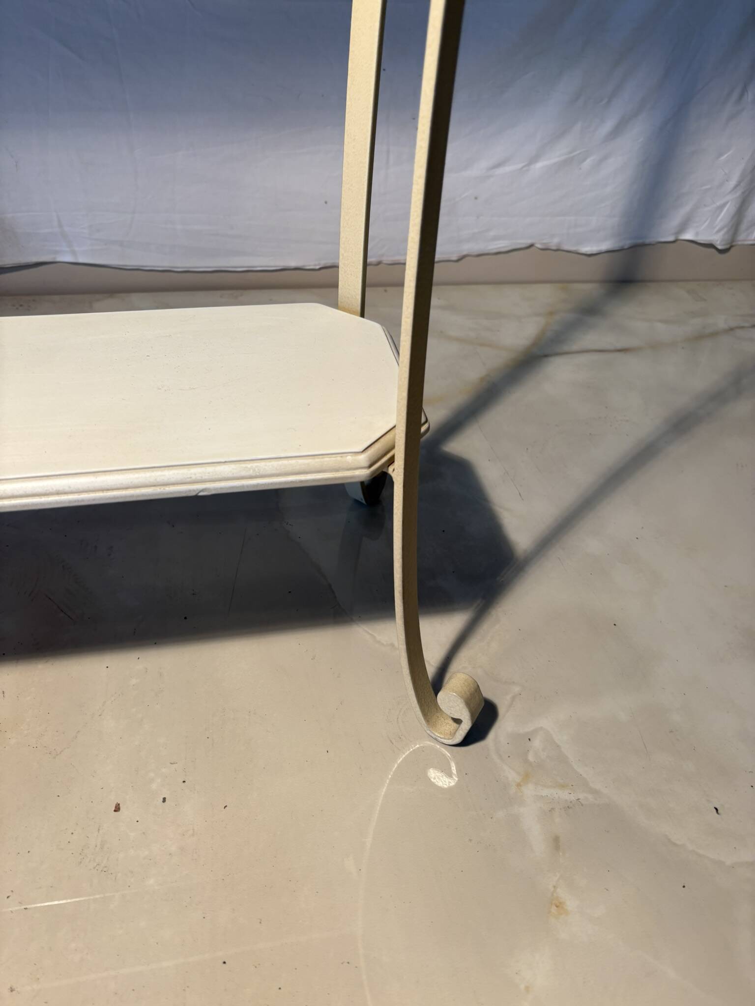 Console en fer forgé blanche à décor fleuri et plateau bois et verre