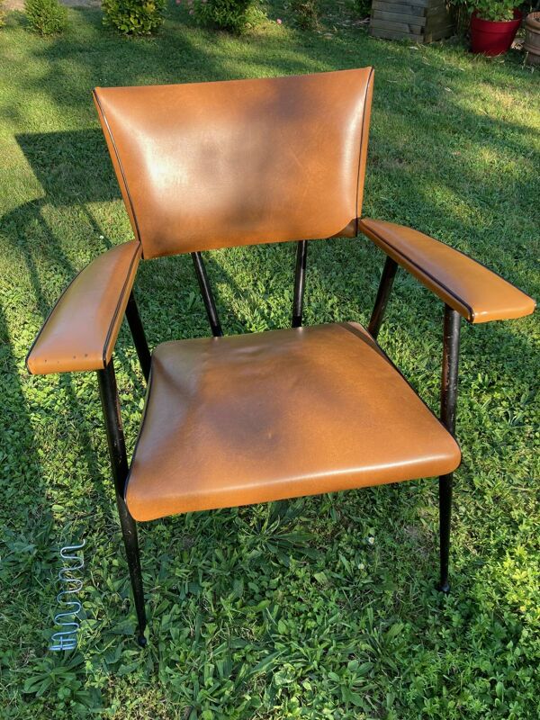 Rare fauteuil en skaï marron clair, de ''Colette Gueden'' , designer des années 50