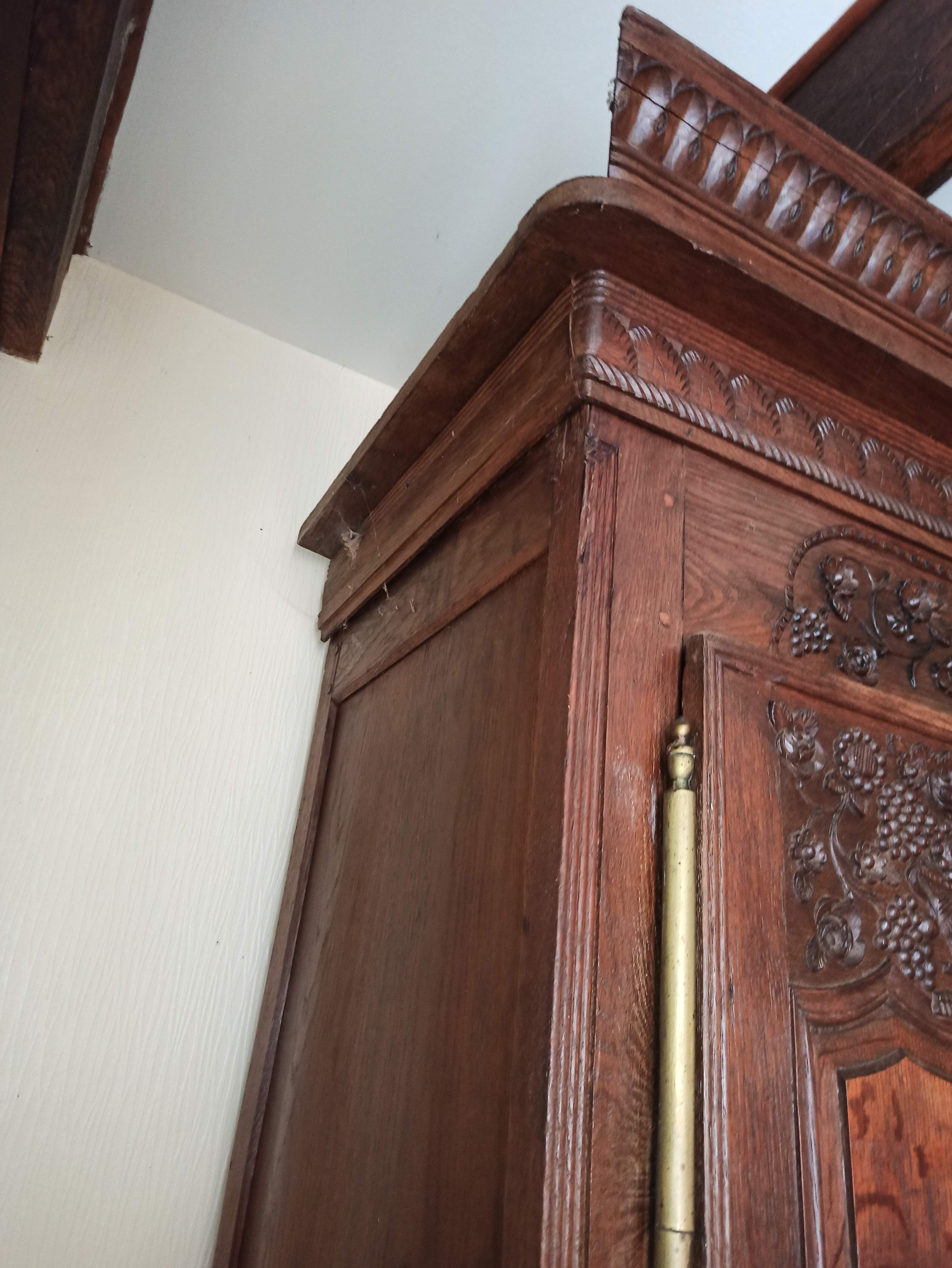 Norman wardrobe in oak Solid basket bouquet of flowers