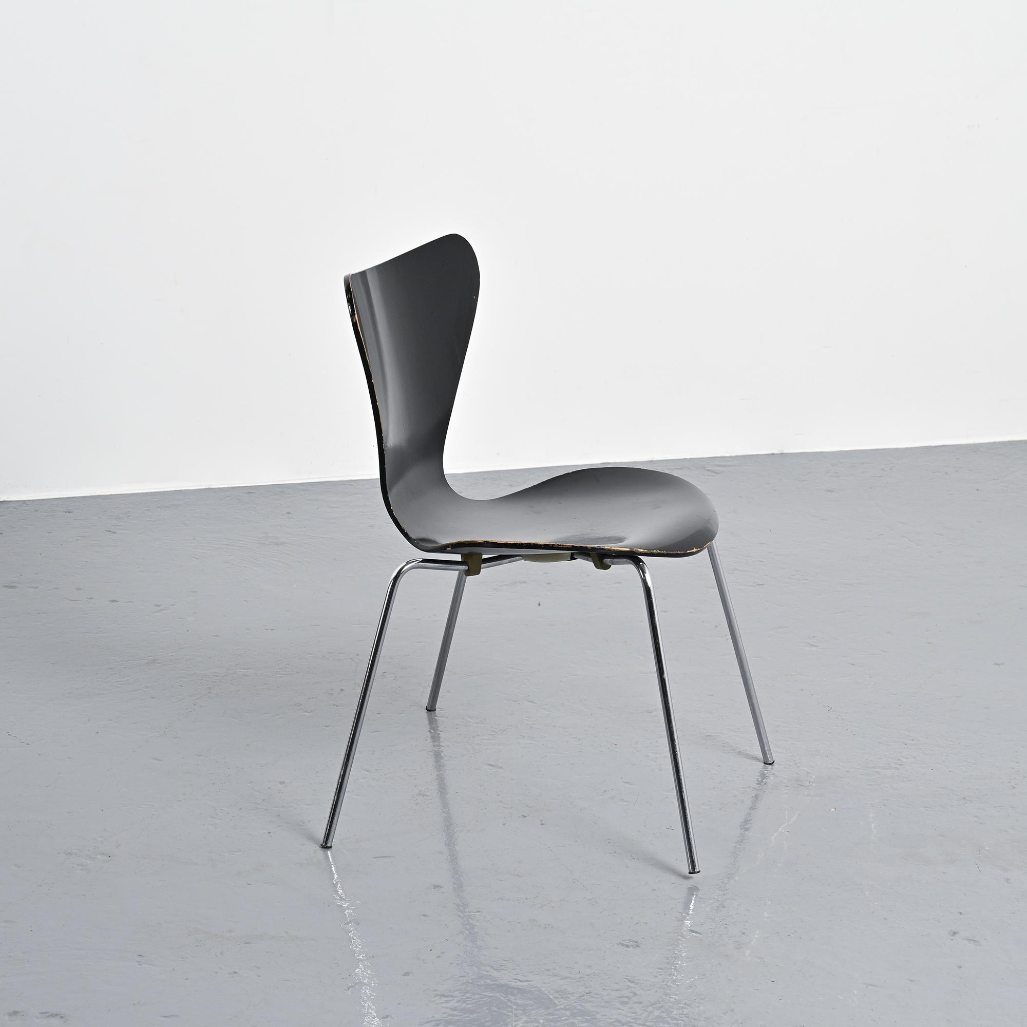 Suite de 8 chaises modèle 3107 par Arne Jacobsen, circa 1974