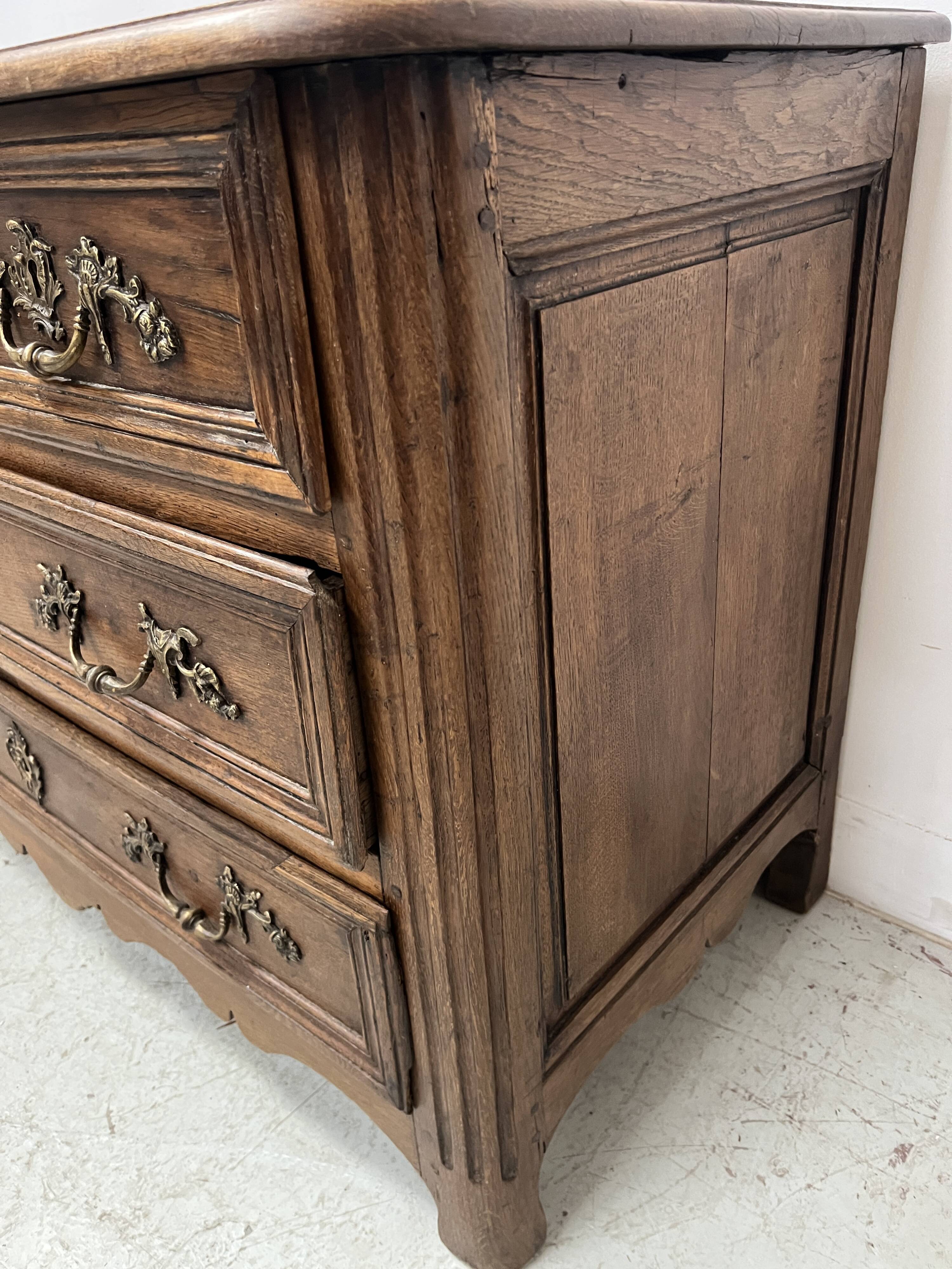 Louis XIV style chest of drawers in solid oak, 18th century