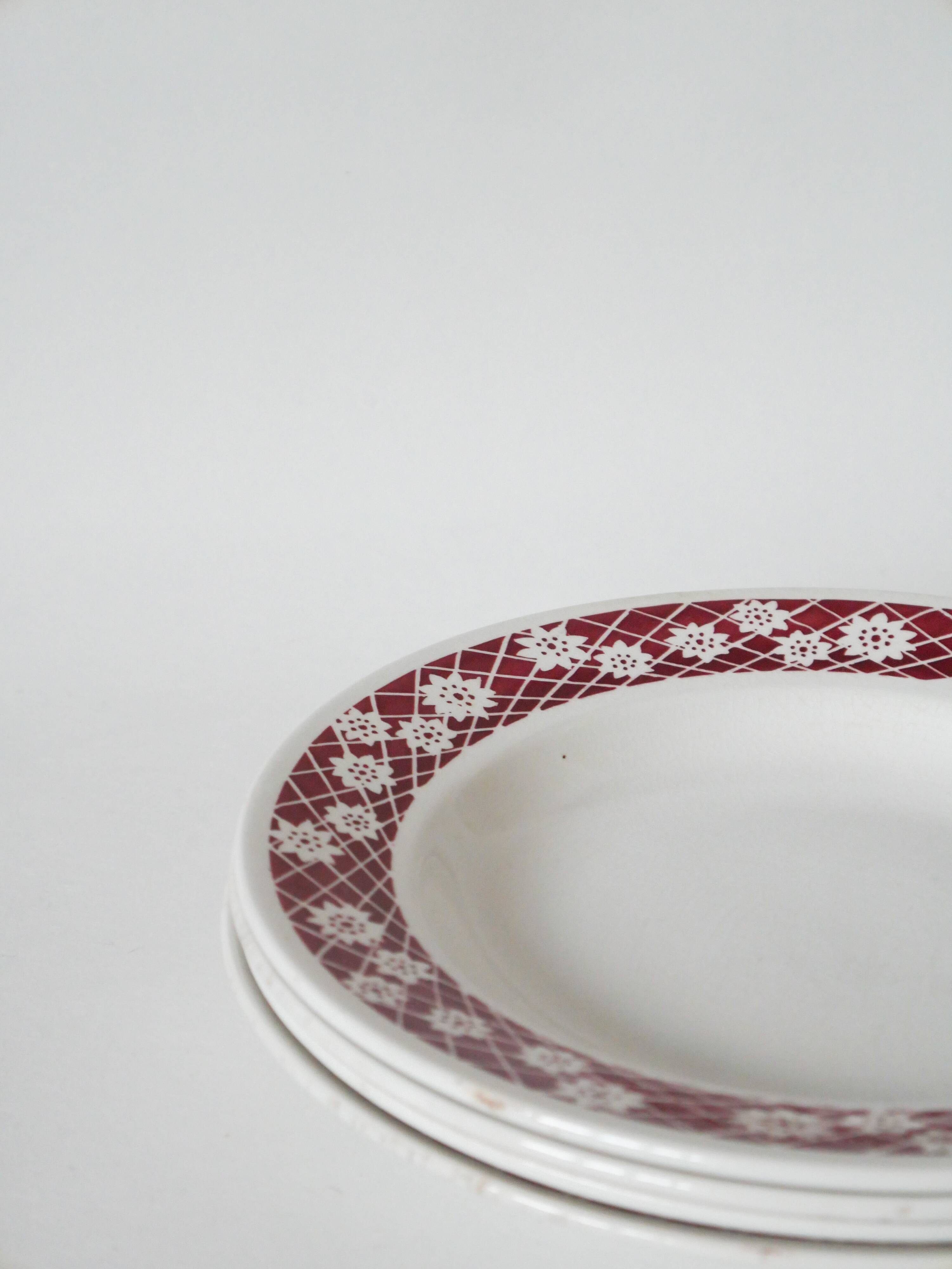 Set of 4 Saint Amand soup plates with burgundy flower outlines 1950