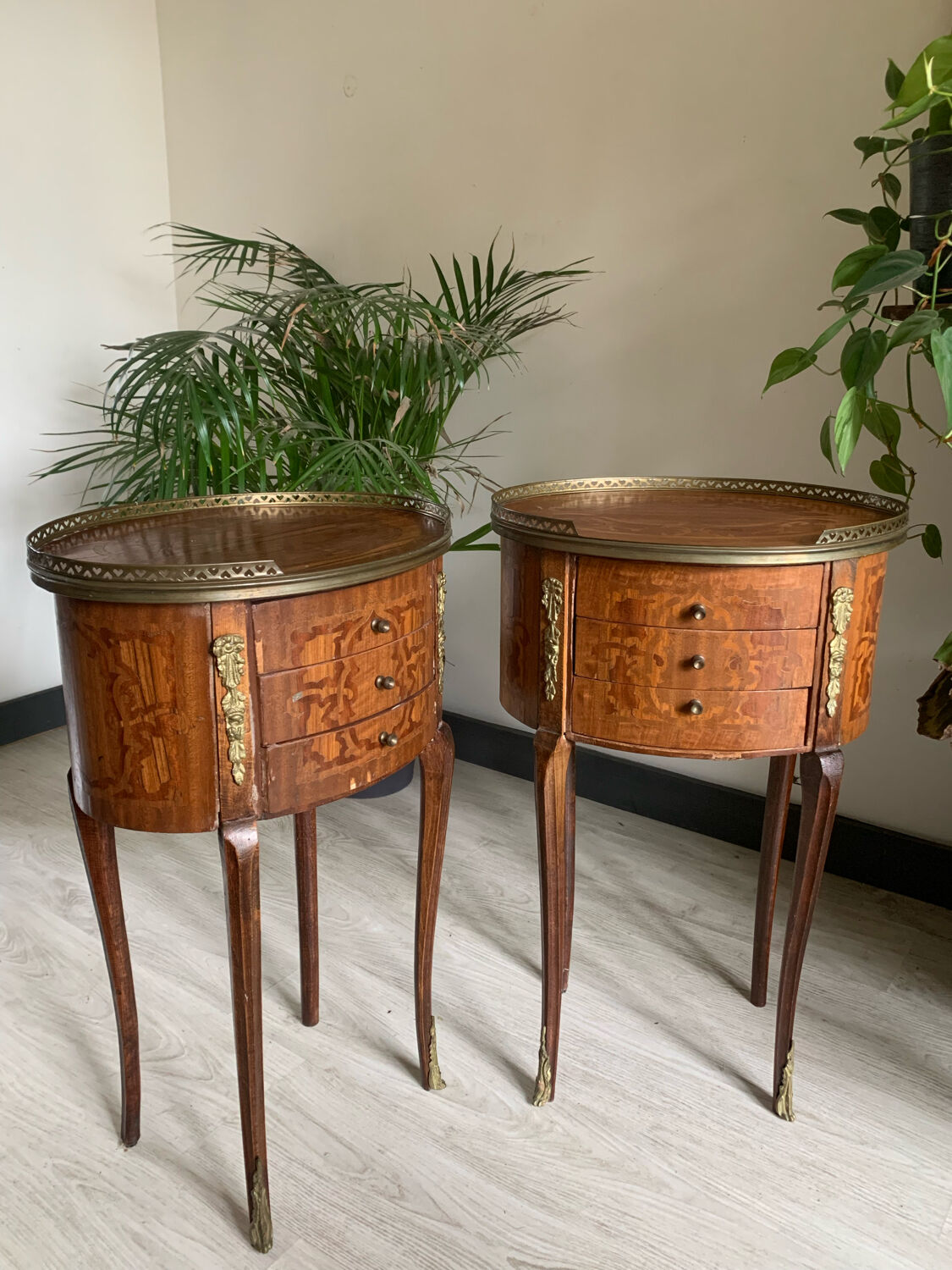 Pair of bedside tables in the shape of a stab, Louis XVI style