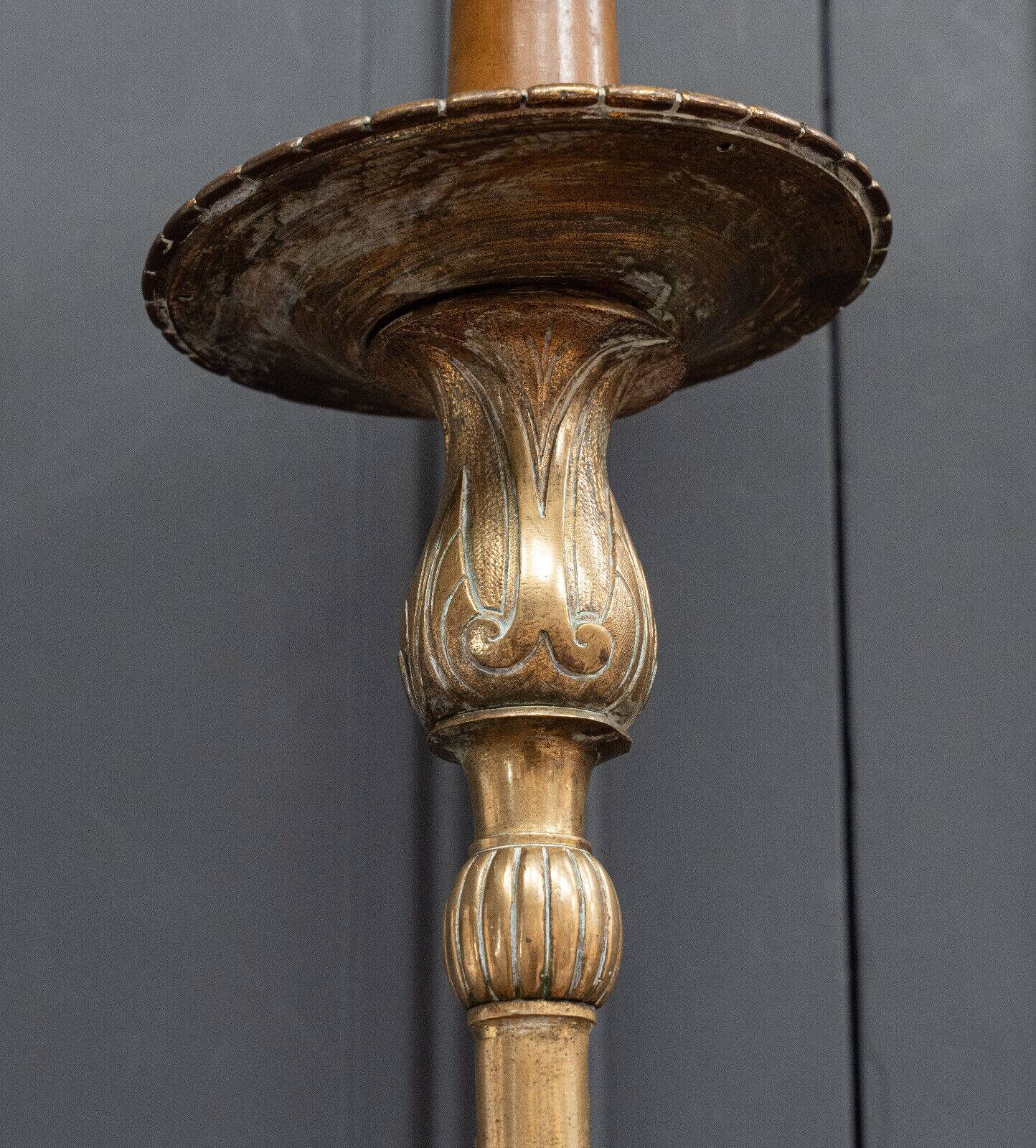 Lampadaire en bronze doré Napoléon III pieds griffes décor de feuillage