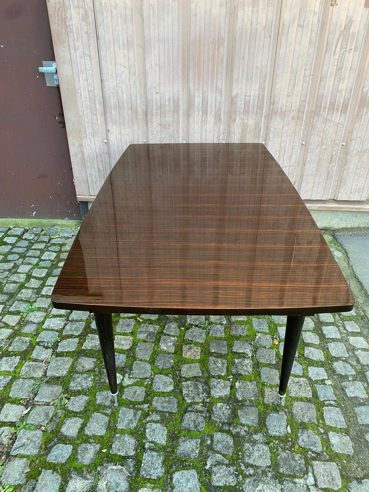 Scandinavian extendable dining table made of solid wood and rosewood effect.