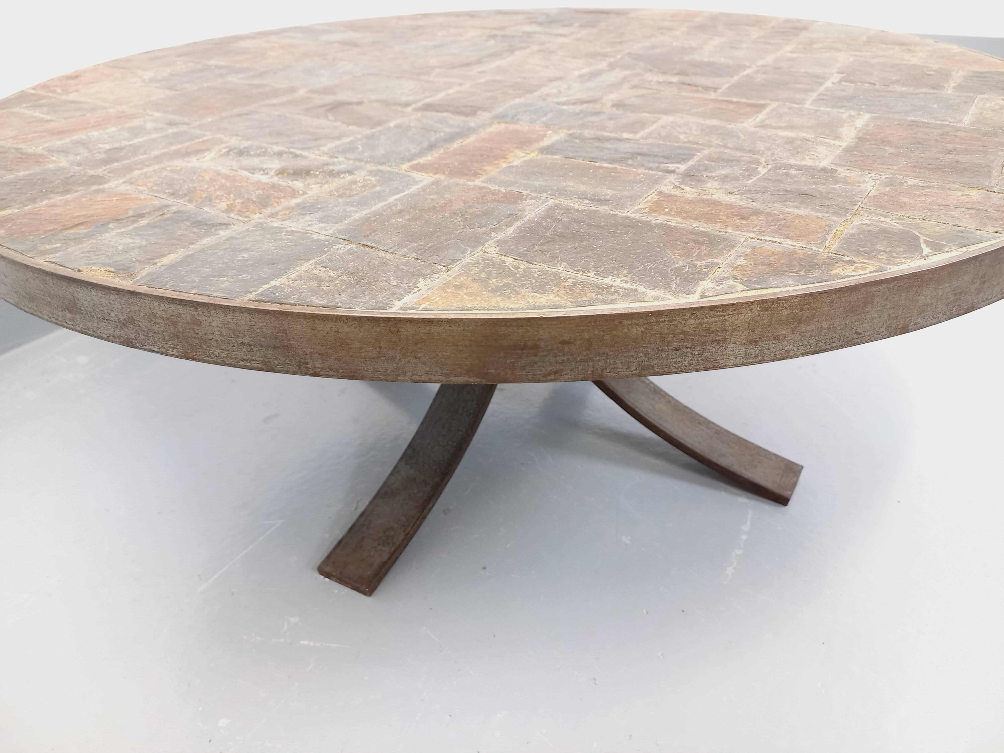Vintage brutalist round coffee table in metal and slate from the 70s