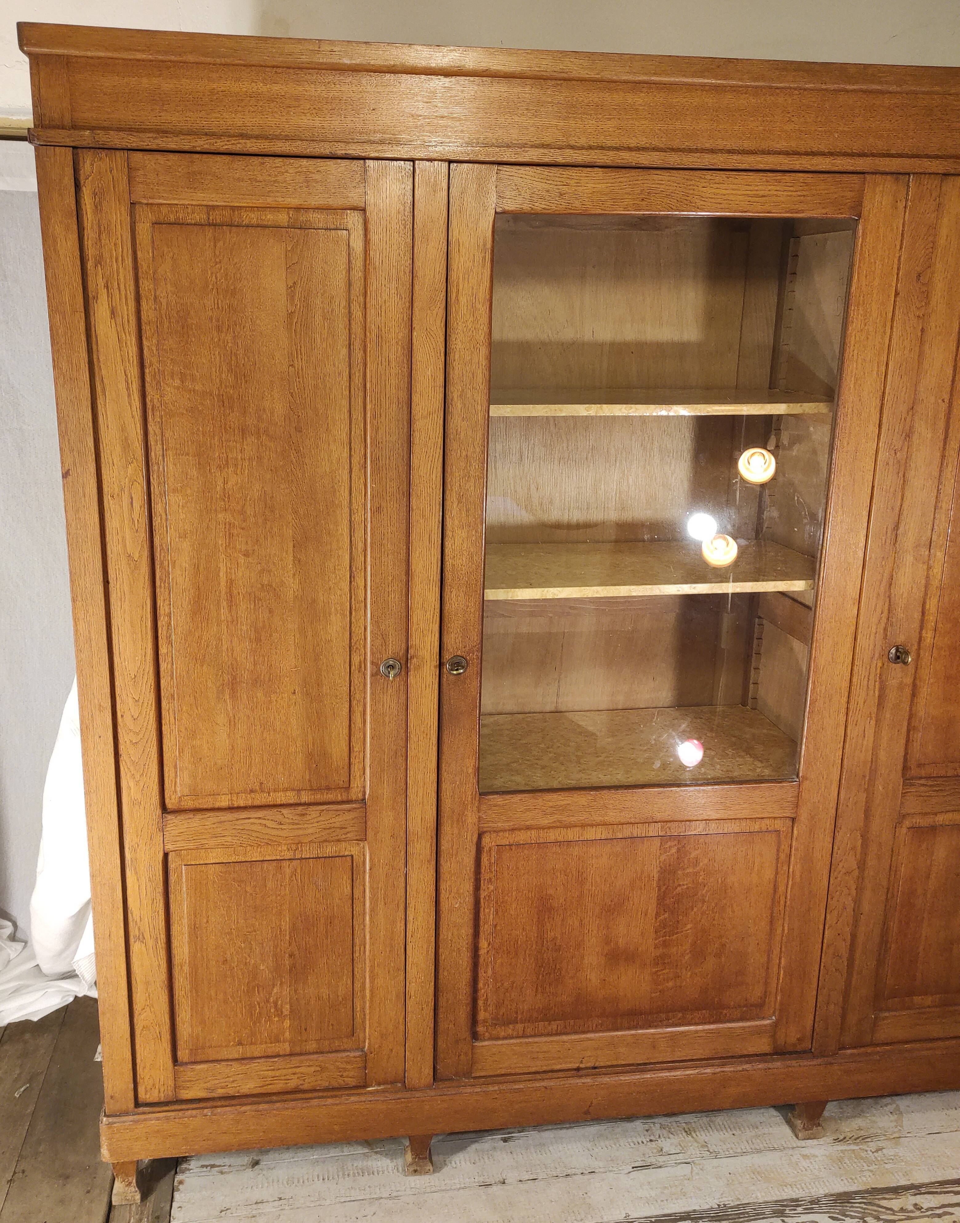 Trade library with showcase