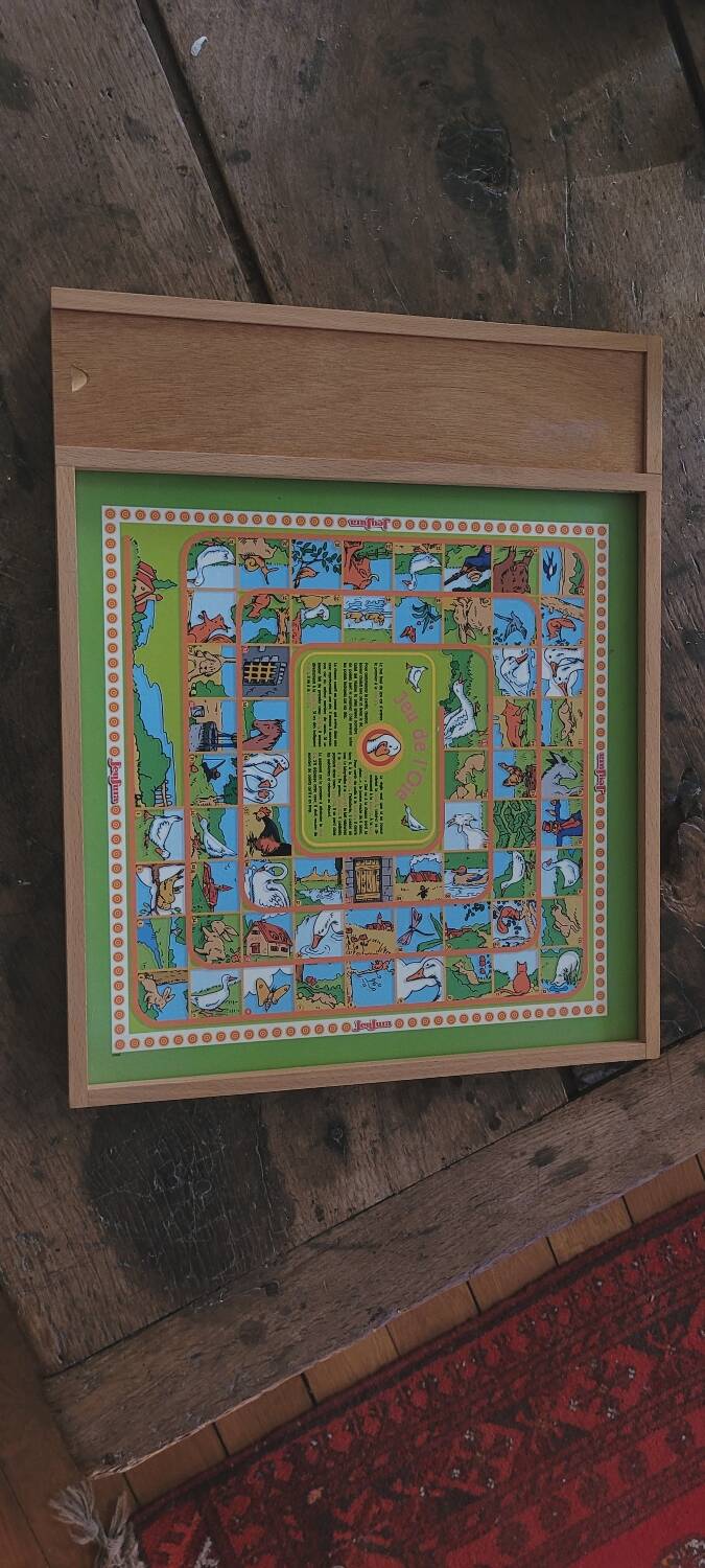 Game of the eye and little wooden horses