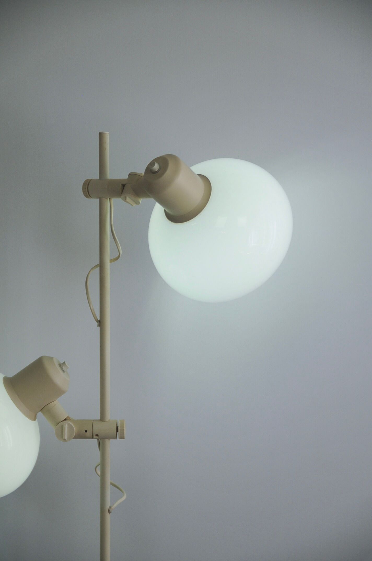 Lampadaire en métal blanc en forme de champignon