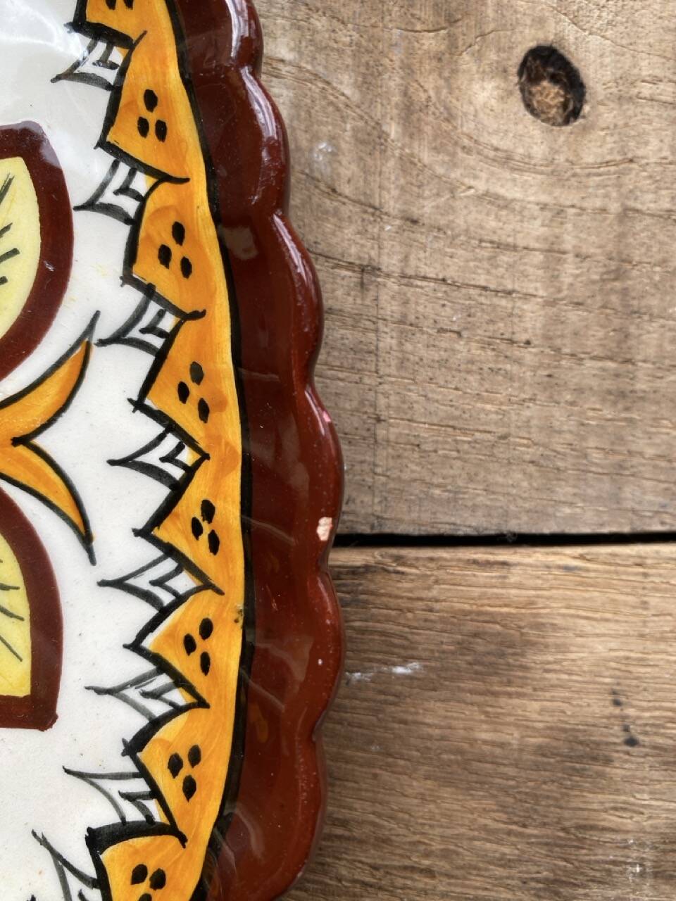 Small wall plate in Henriot Quimper earthenware, floral decoration.