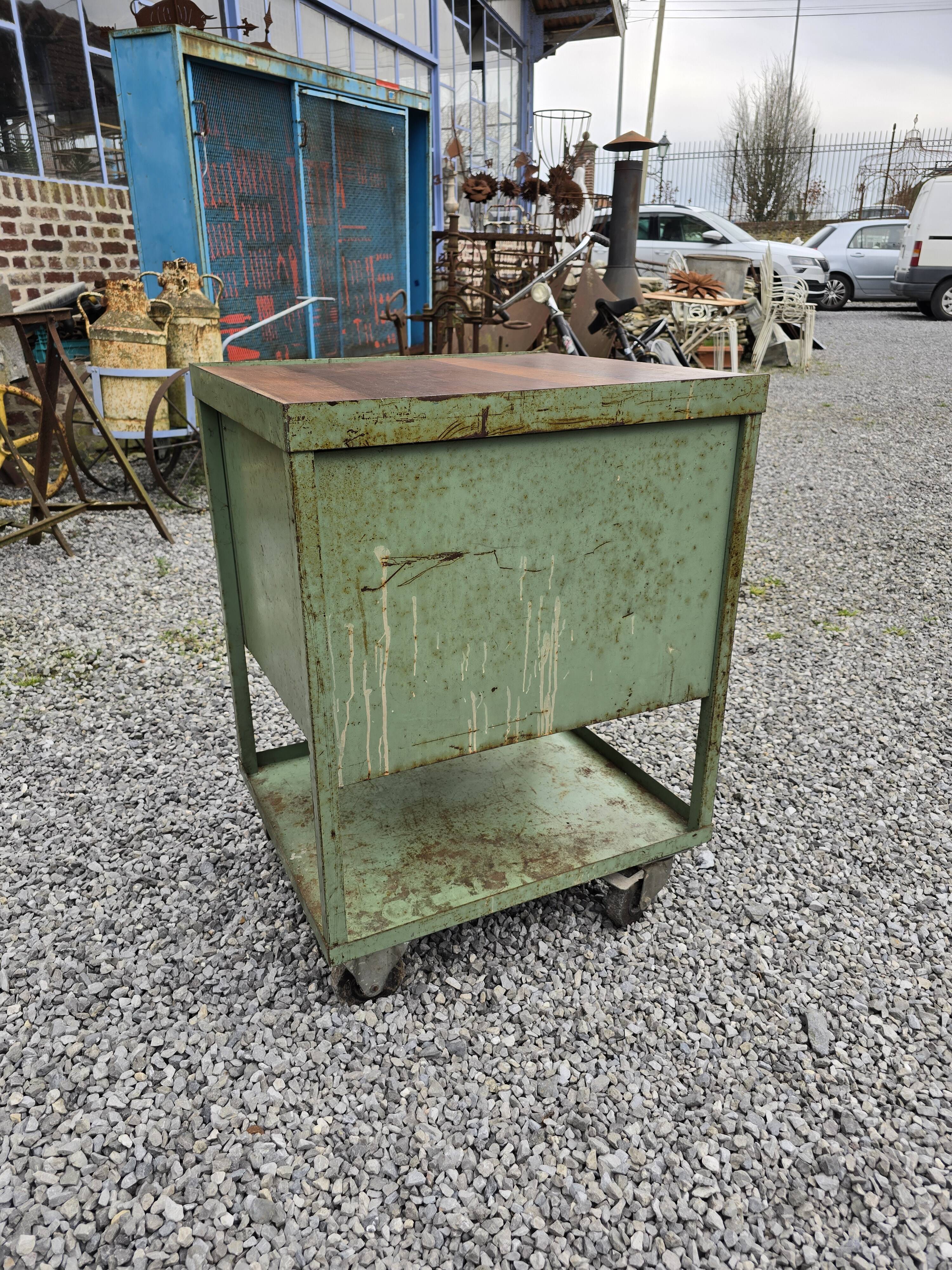 Workshop trolley with one metal drawer