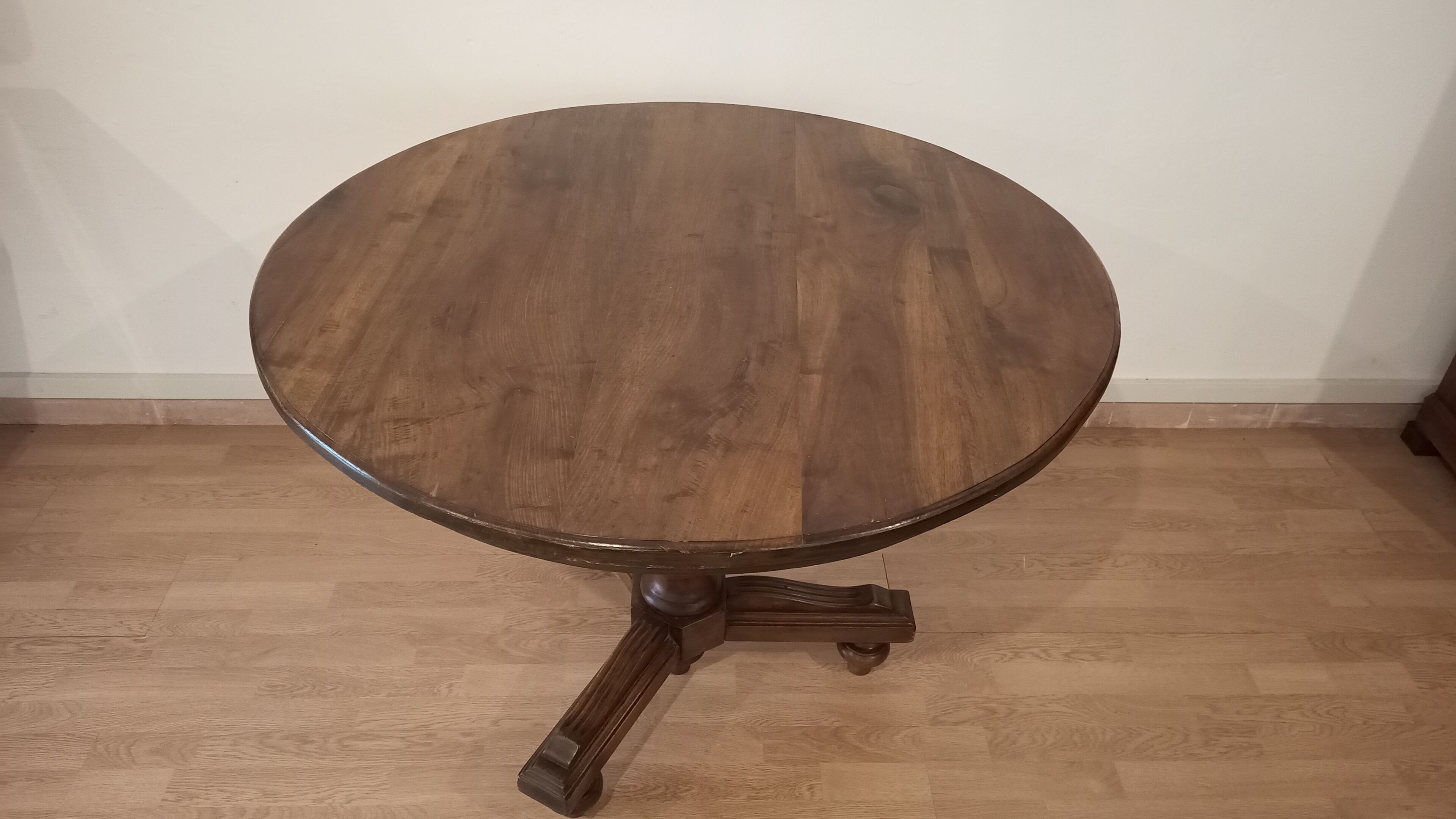 Table ronde en noyer XIXème