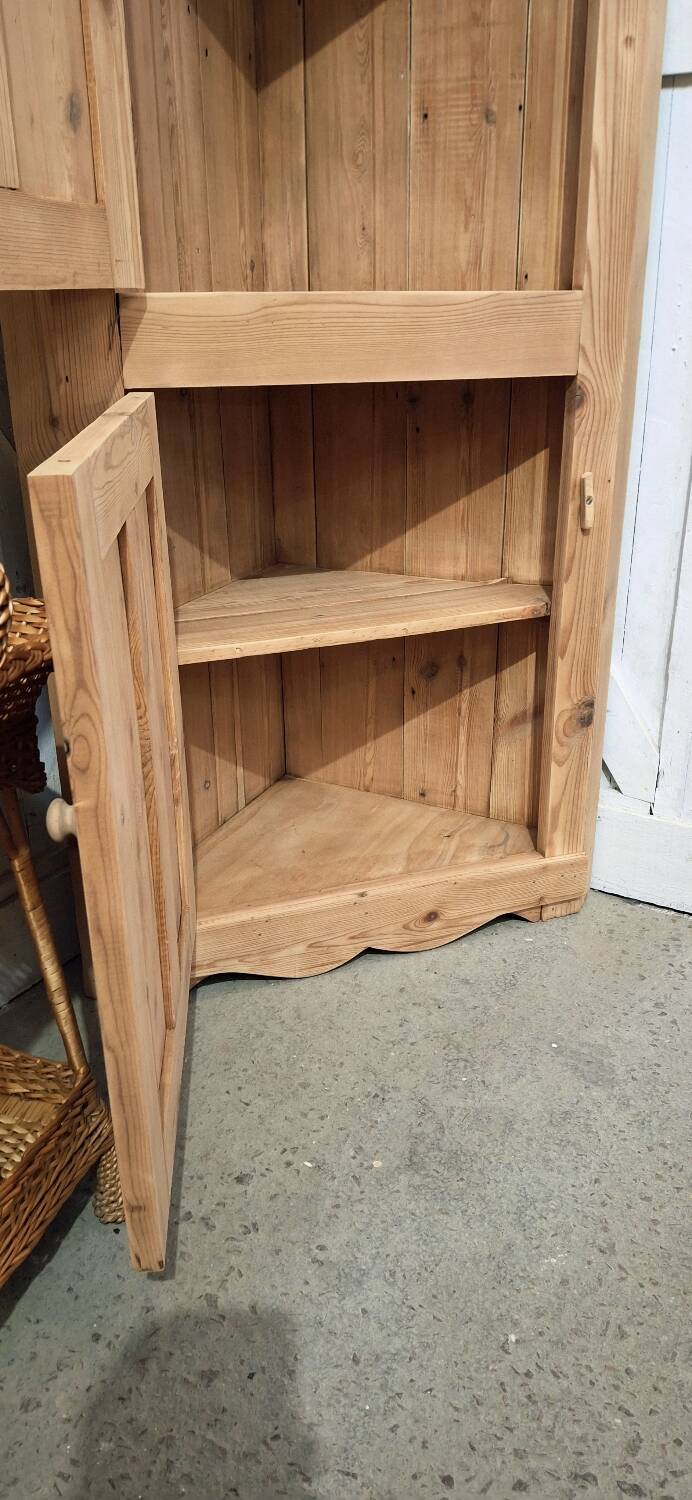 Armoire d'angle ancienne