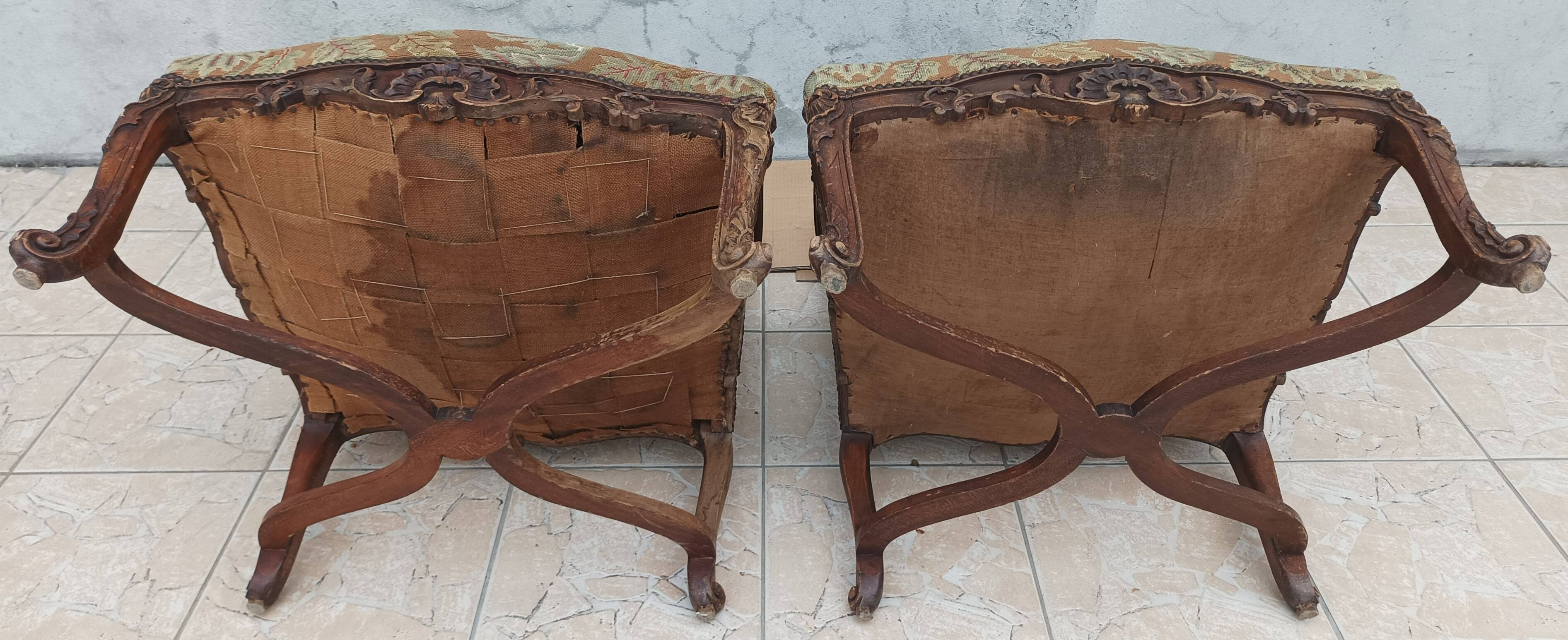 Paire de fauteuils Régence en noyer sculpté