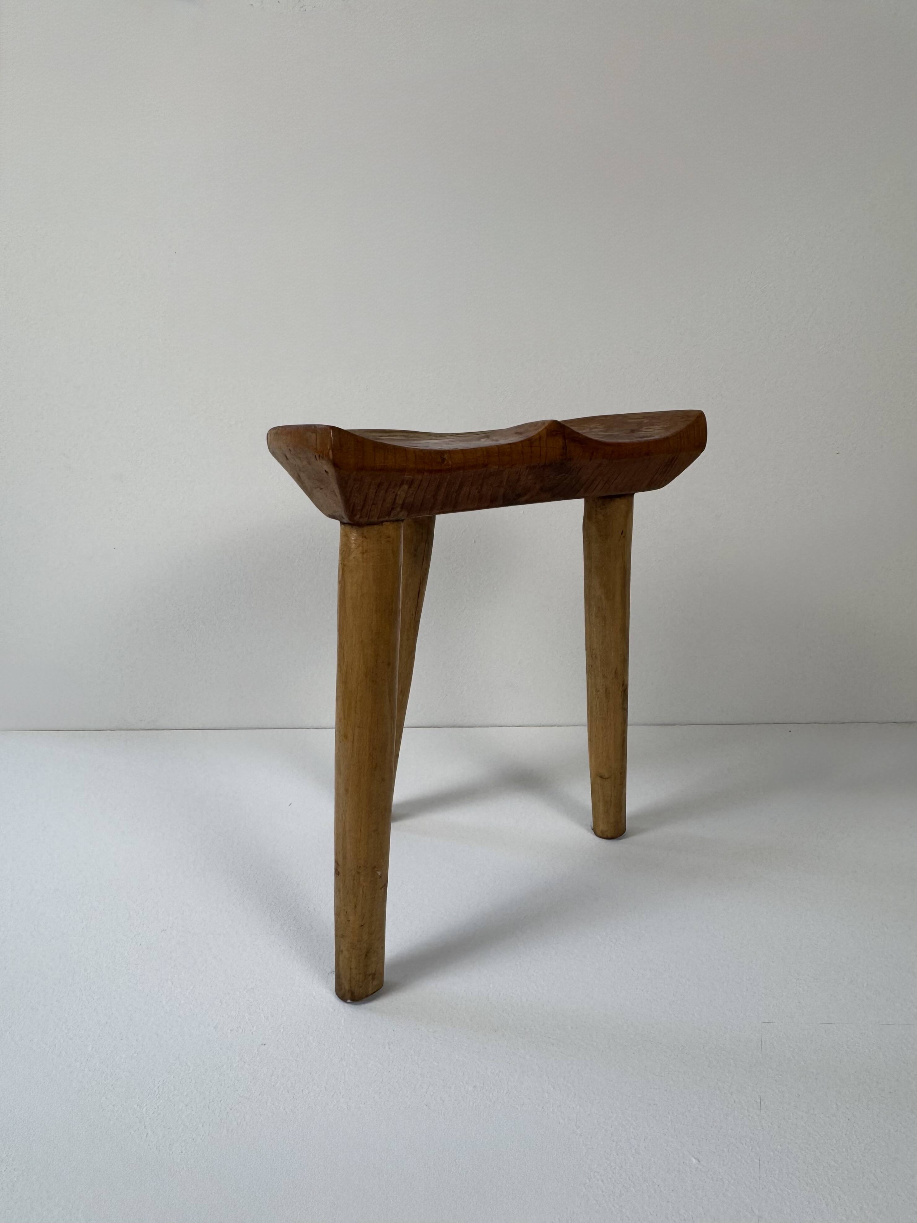 Tabouret vintage en bois tripode, France, 1960